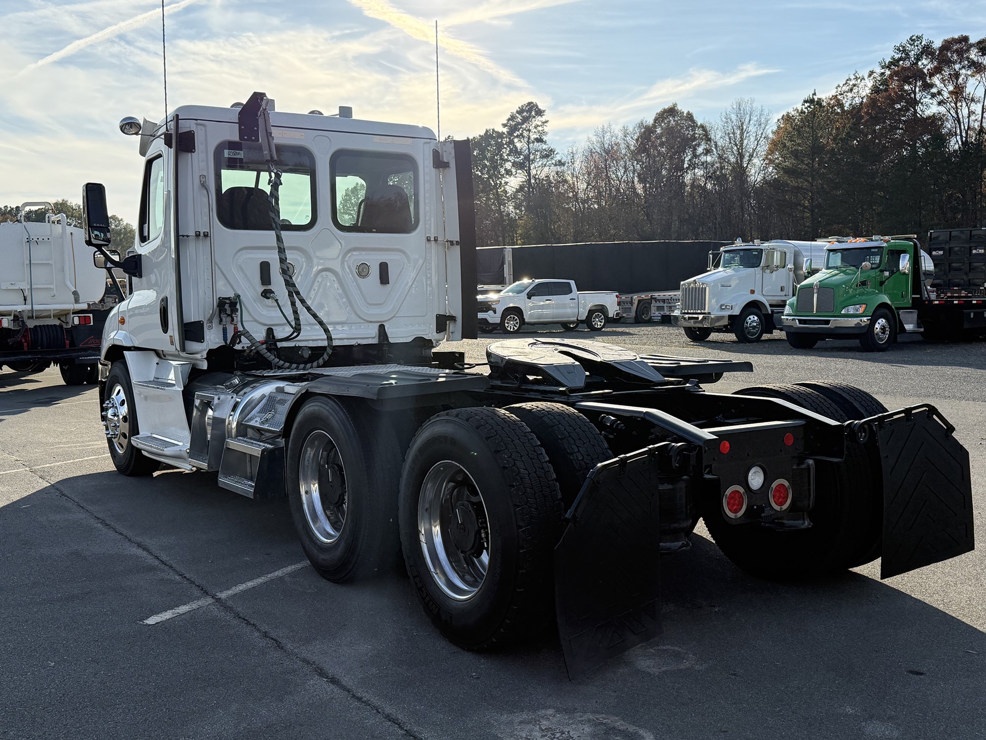 2018 Freightliner Cascadia 113 - image 4 of 4