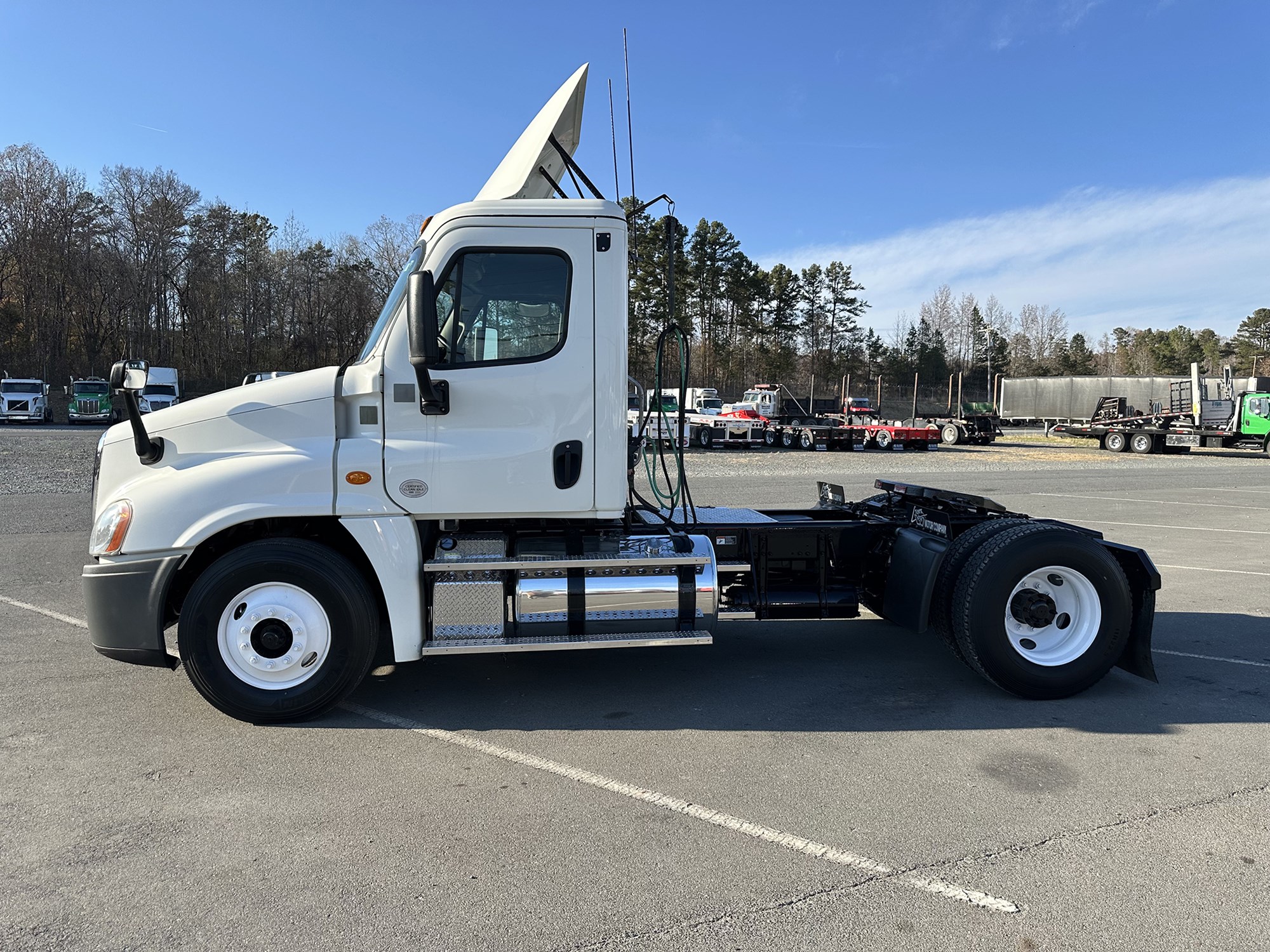 2017 Freightliner Cascadia 125 - image 2 of 6