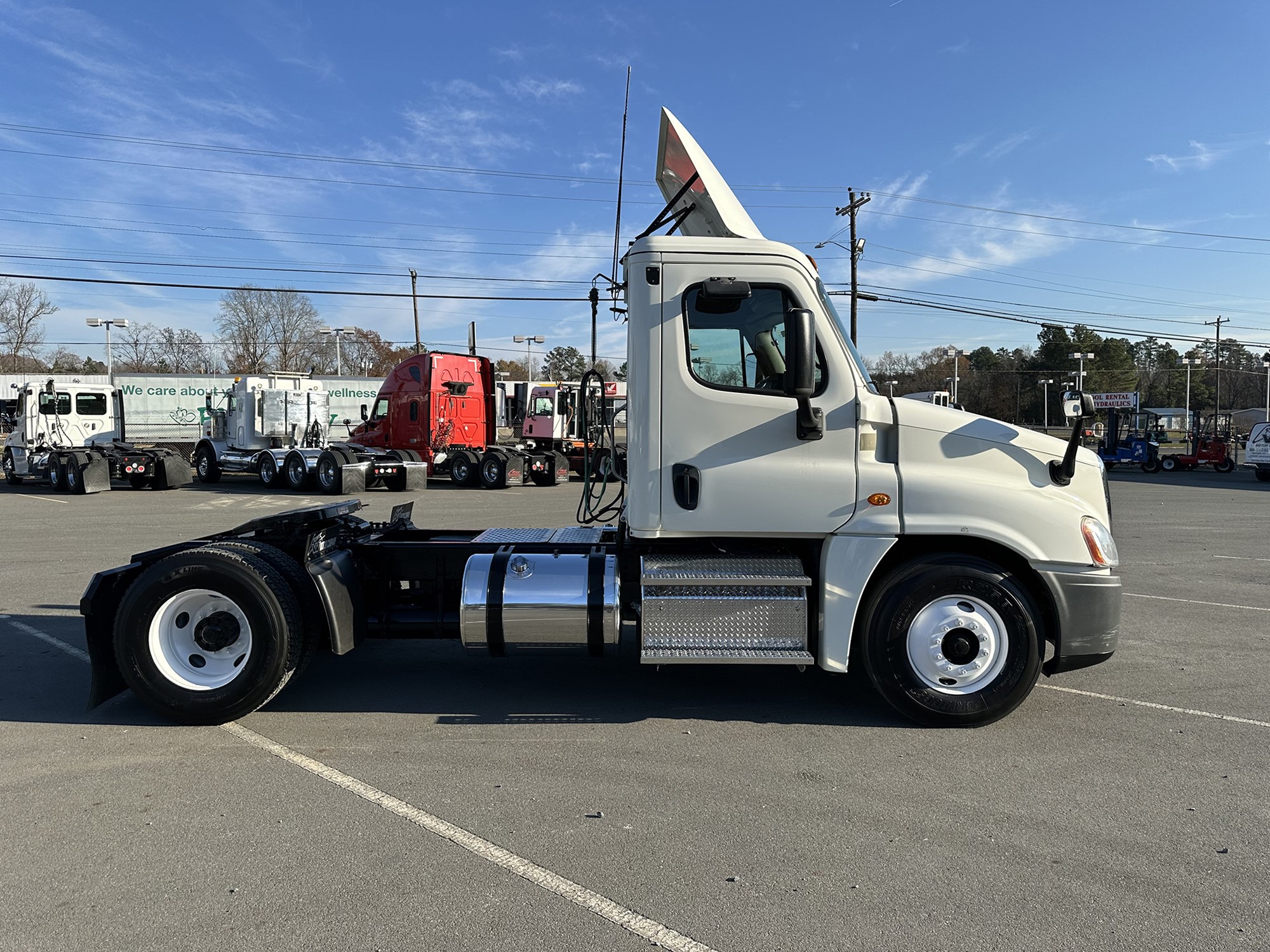 2017 Freightliner Cascadia 125 - image 6 of 6