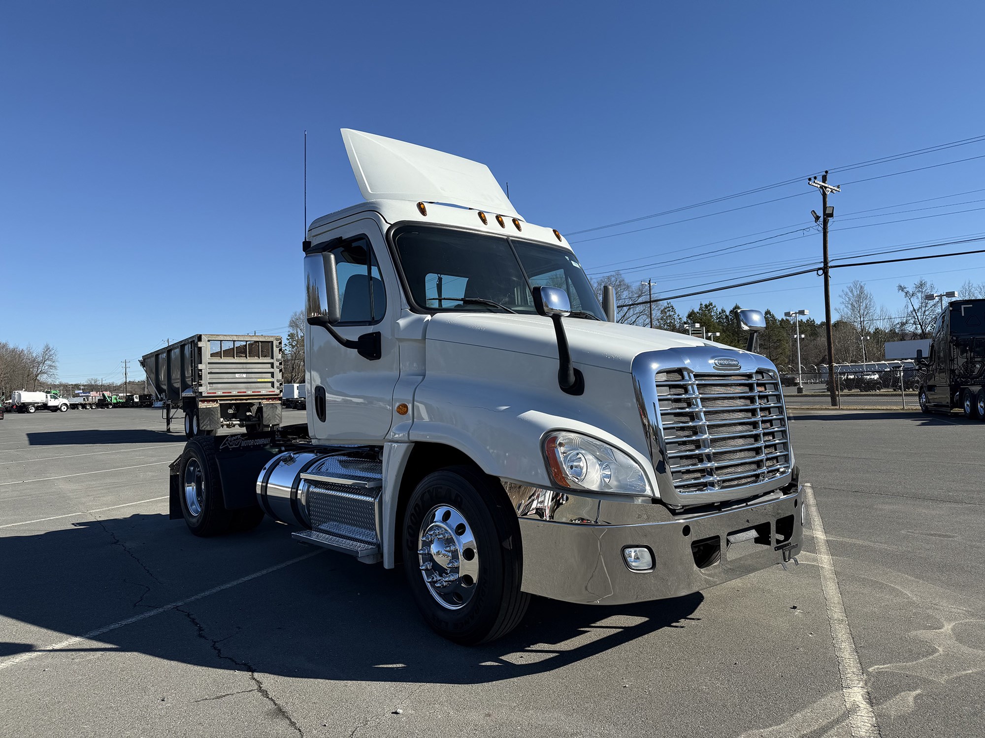 2016 Freightliner Cascadia 125 - image 2 of 6