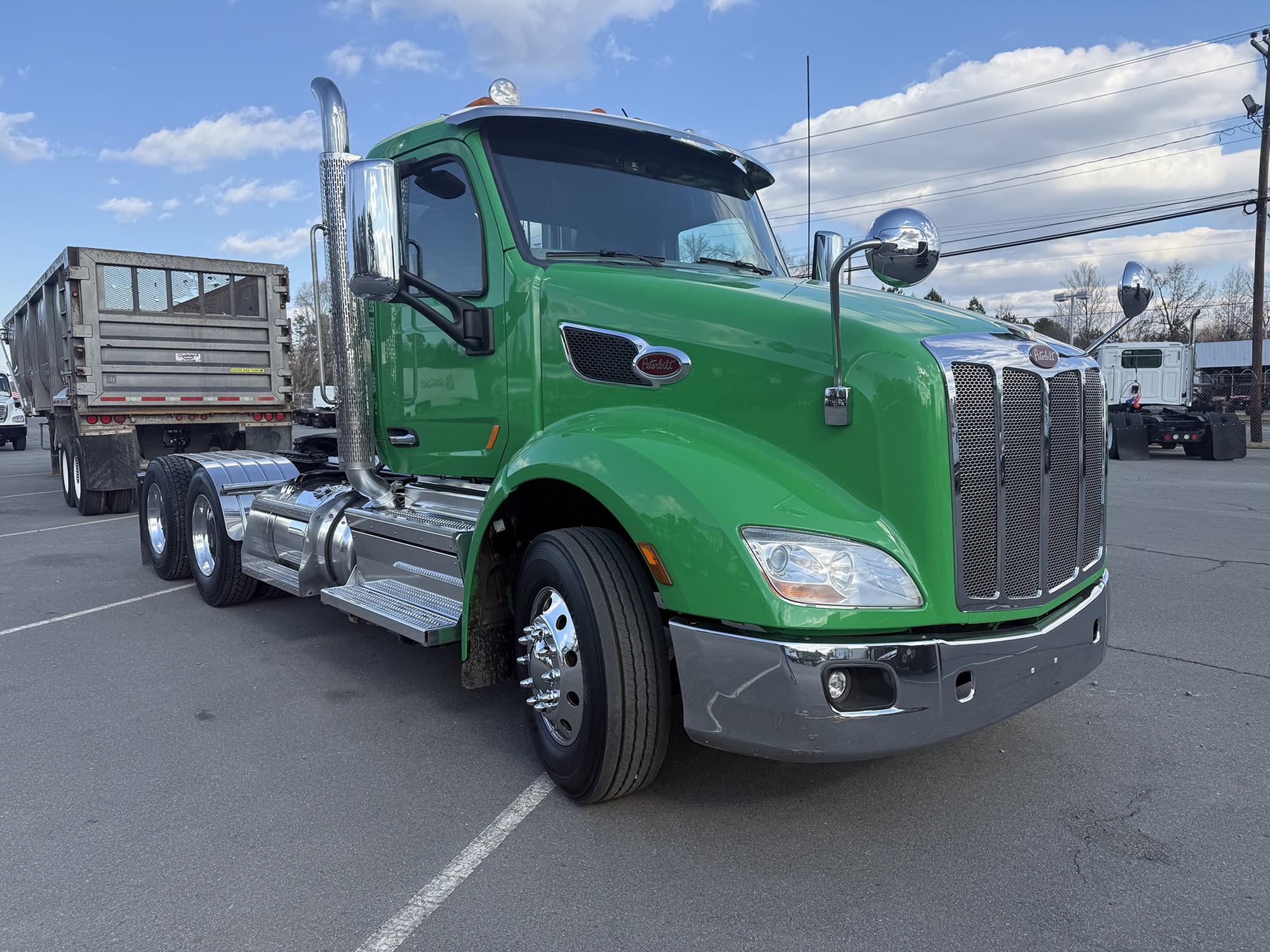 2019 Peterbilt 579 - image 2 of 6