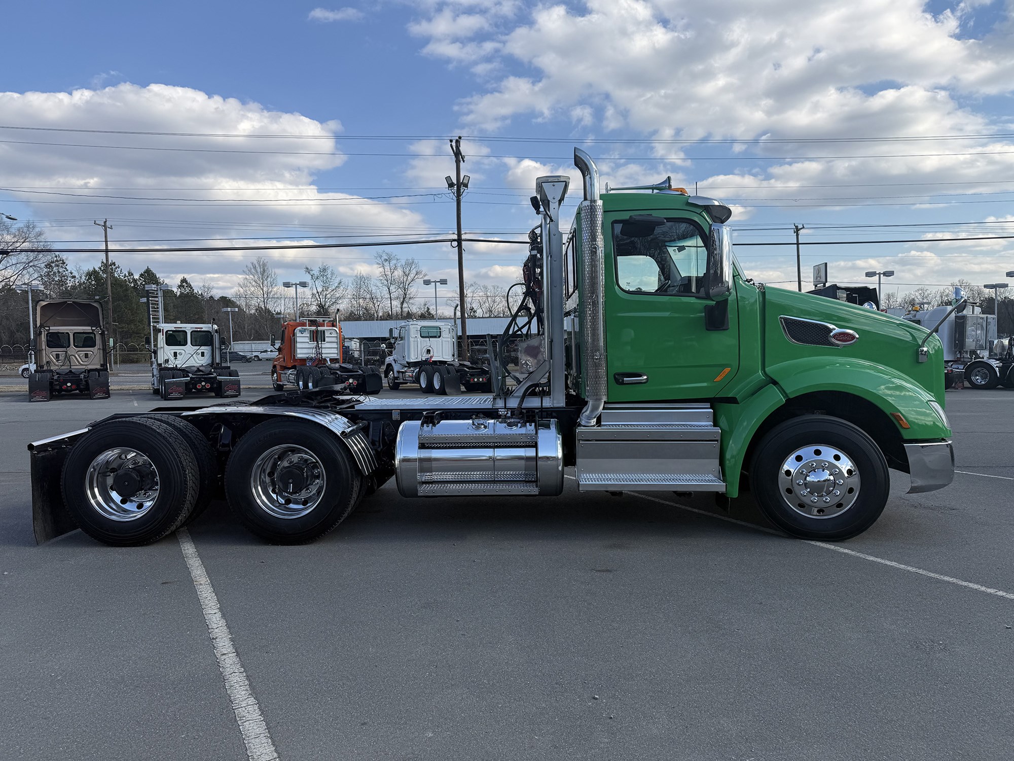 2019 Peterbilt 579 - image 3 of 6