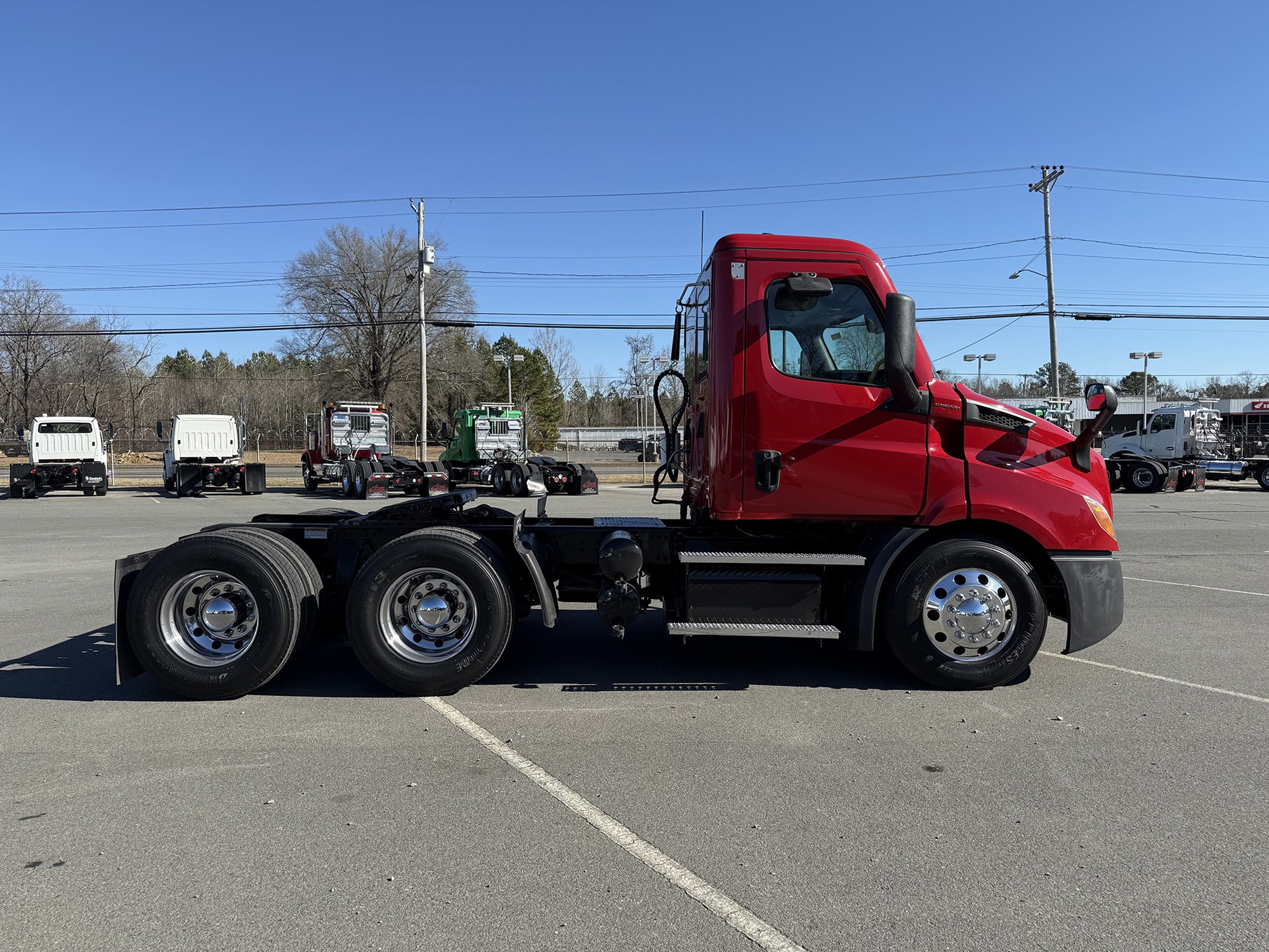 2021 Freightliner Cascadia 116 - image 3 of 6