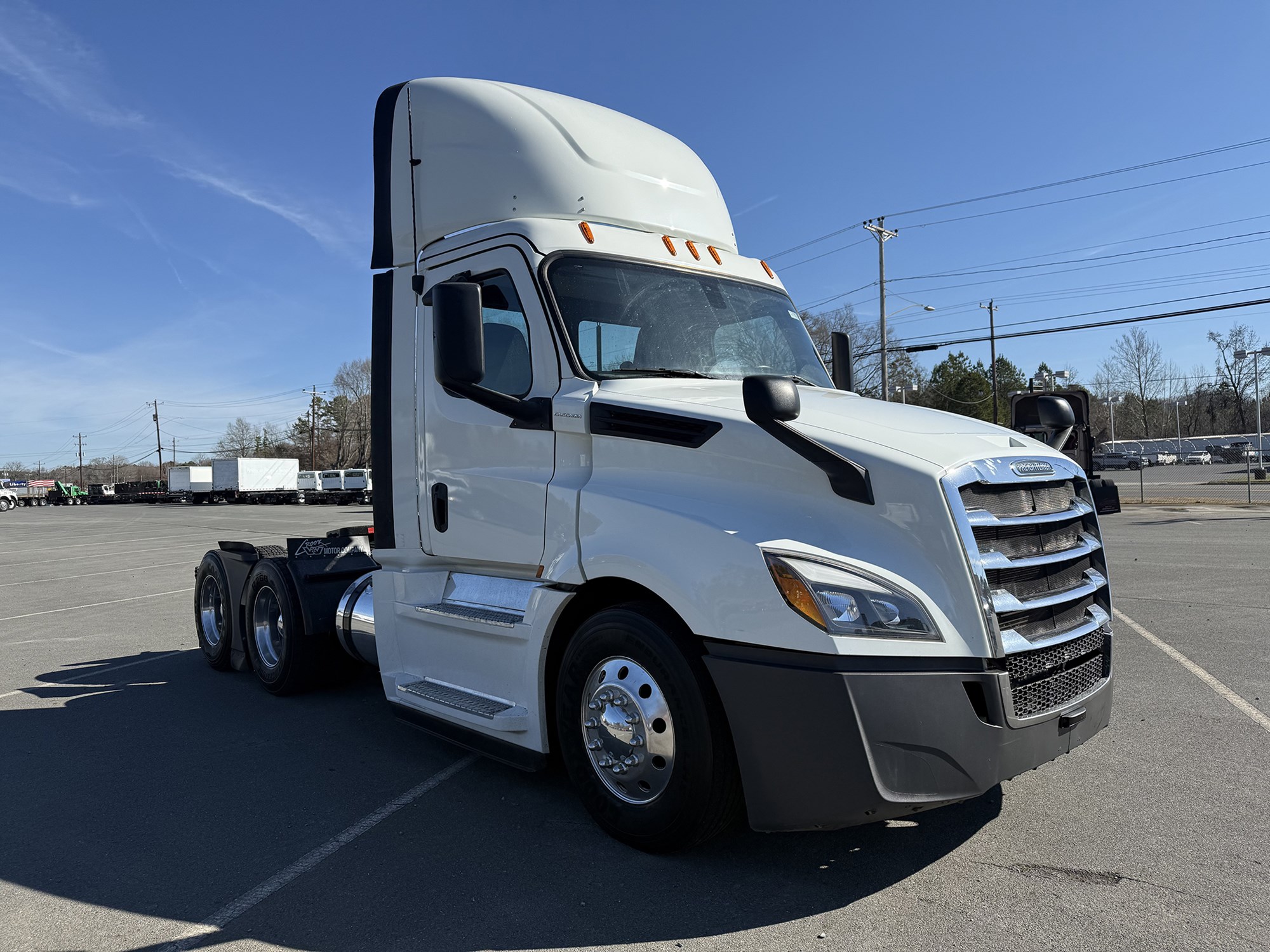 2019 Freightliner Cascadia 126 - image 2 of 6