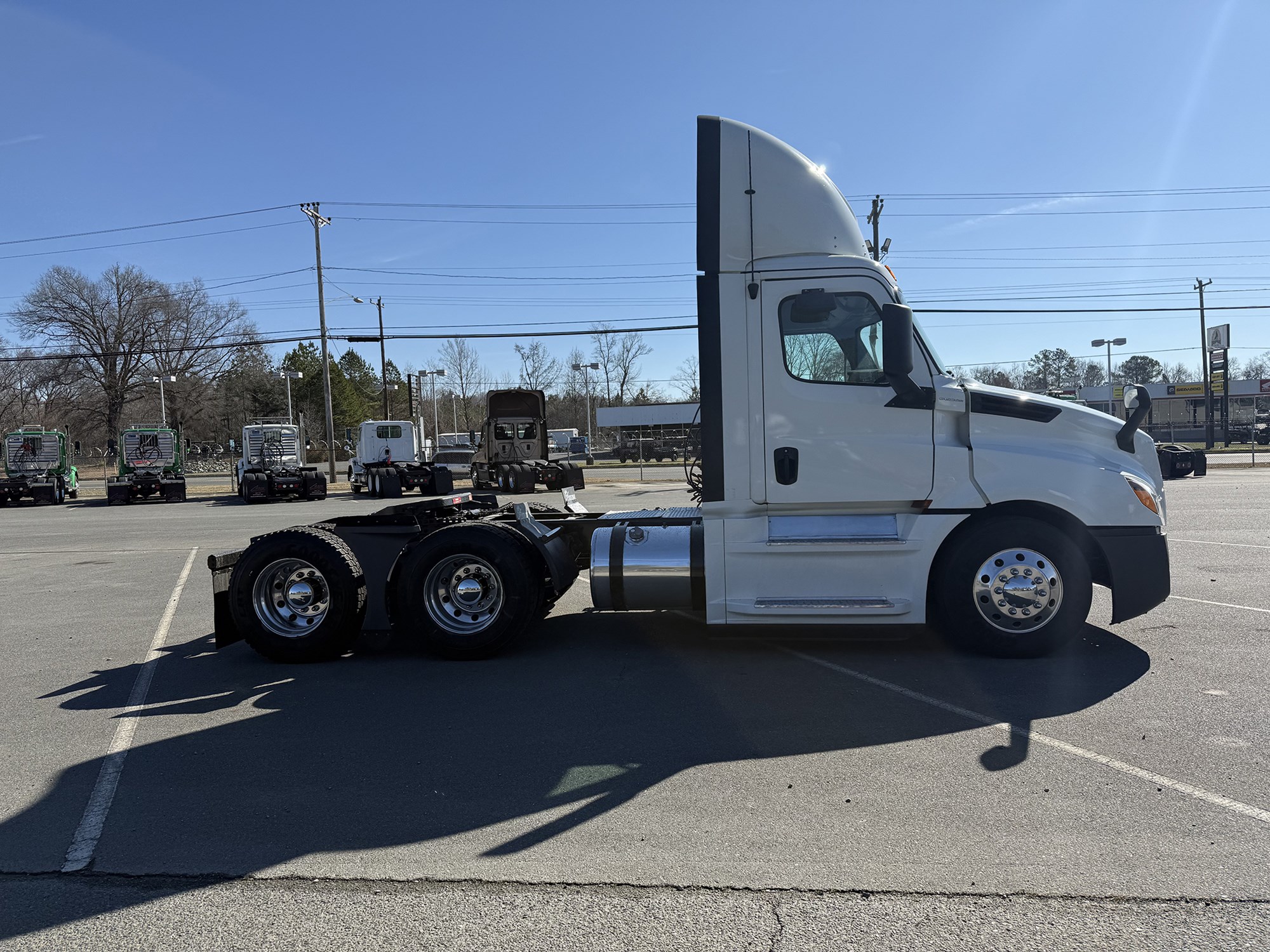 2019 Freightliner Cascadia 126 - image 3 of 6