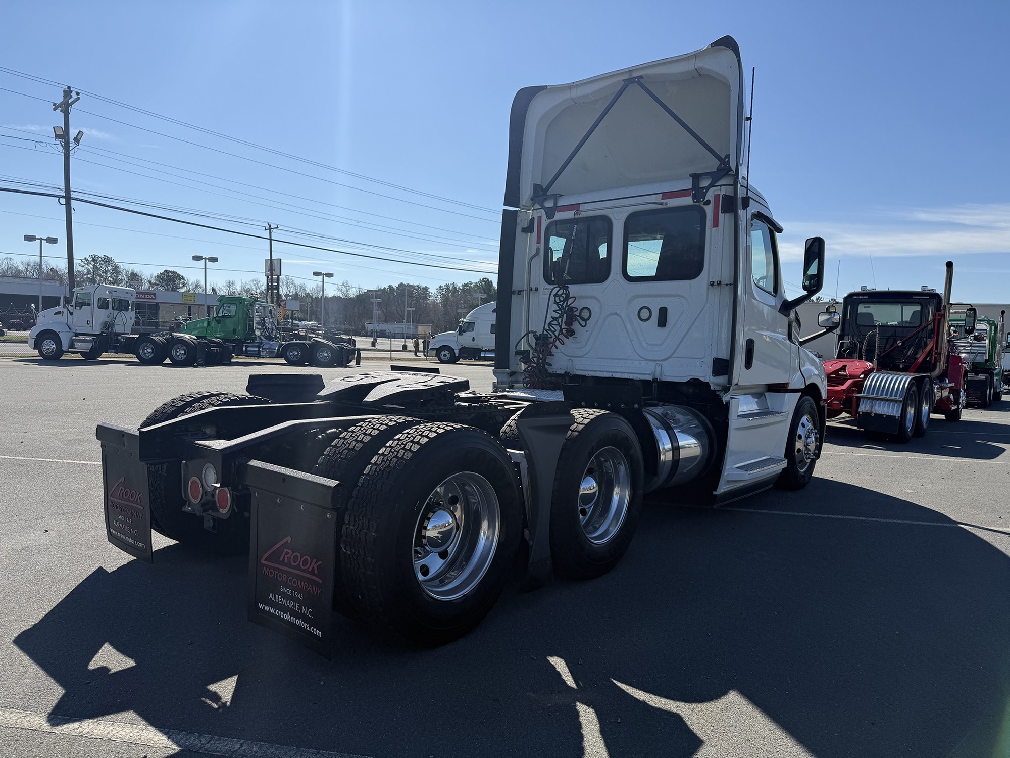 2019 Freightliner Cascadia 126 - image 4 of 6