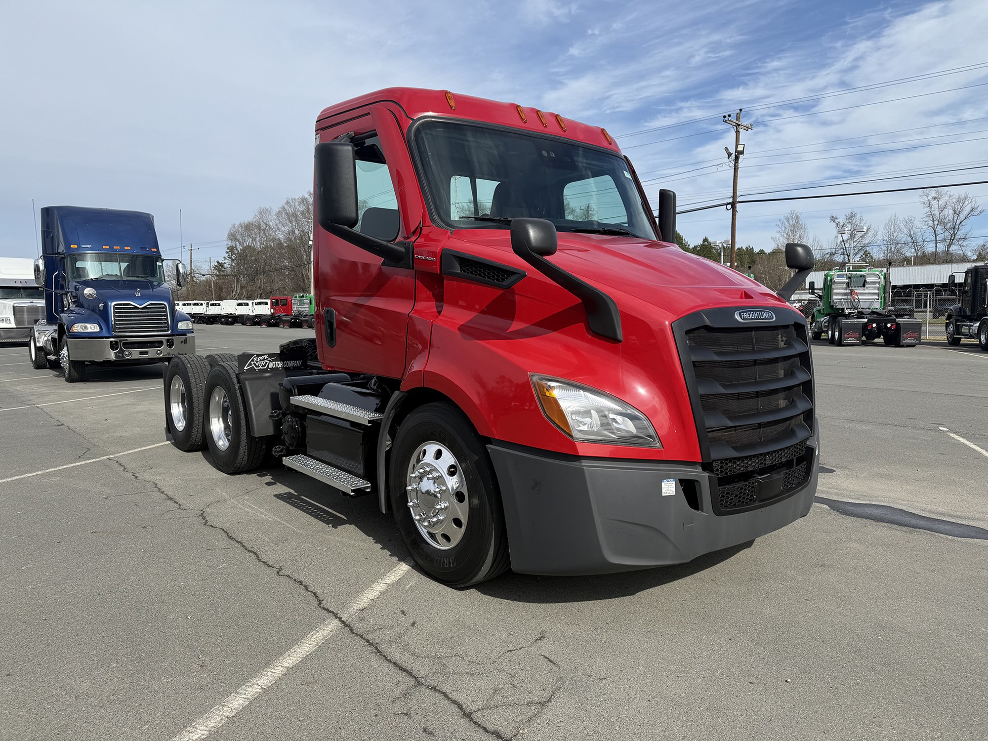 2021 Freightliner Cascadia 116 - image 2 of 6