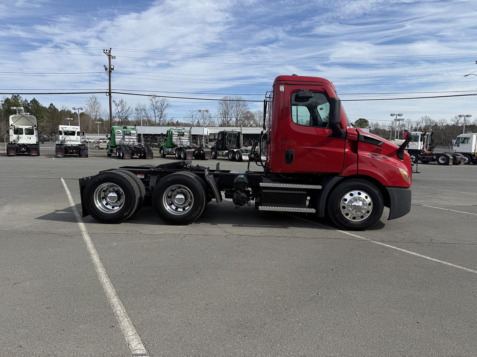 2021 Freightliner Cascadia 116 - image 3 of 6