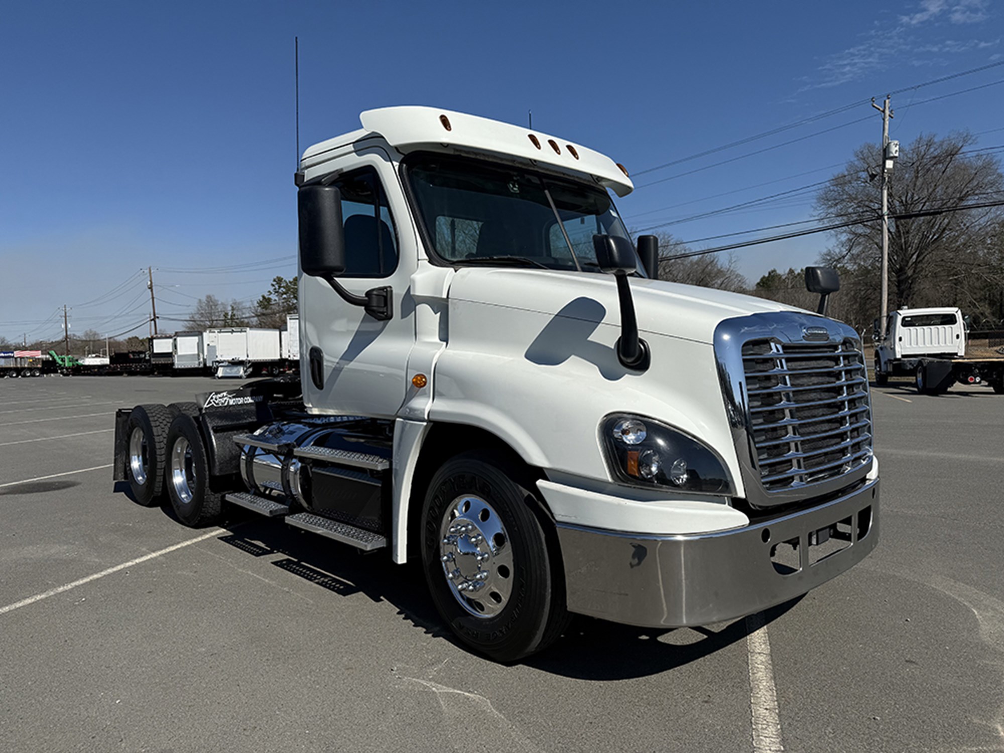 2018 Freightliner Cascadia 125 - image 2 of 6