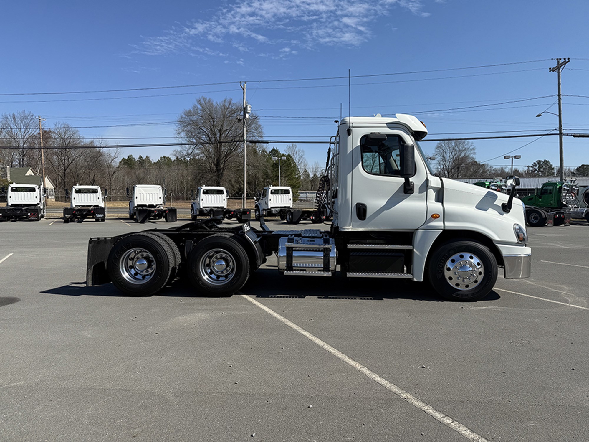 2018 Freightliner Cascadia 125 - image 3 of 6