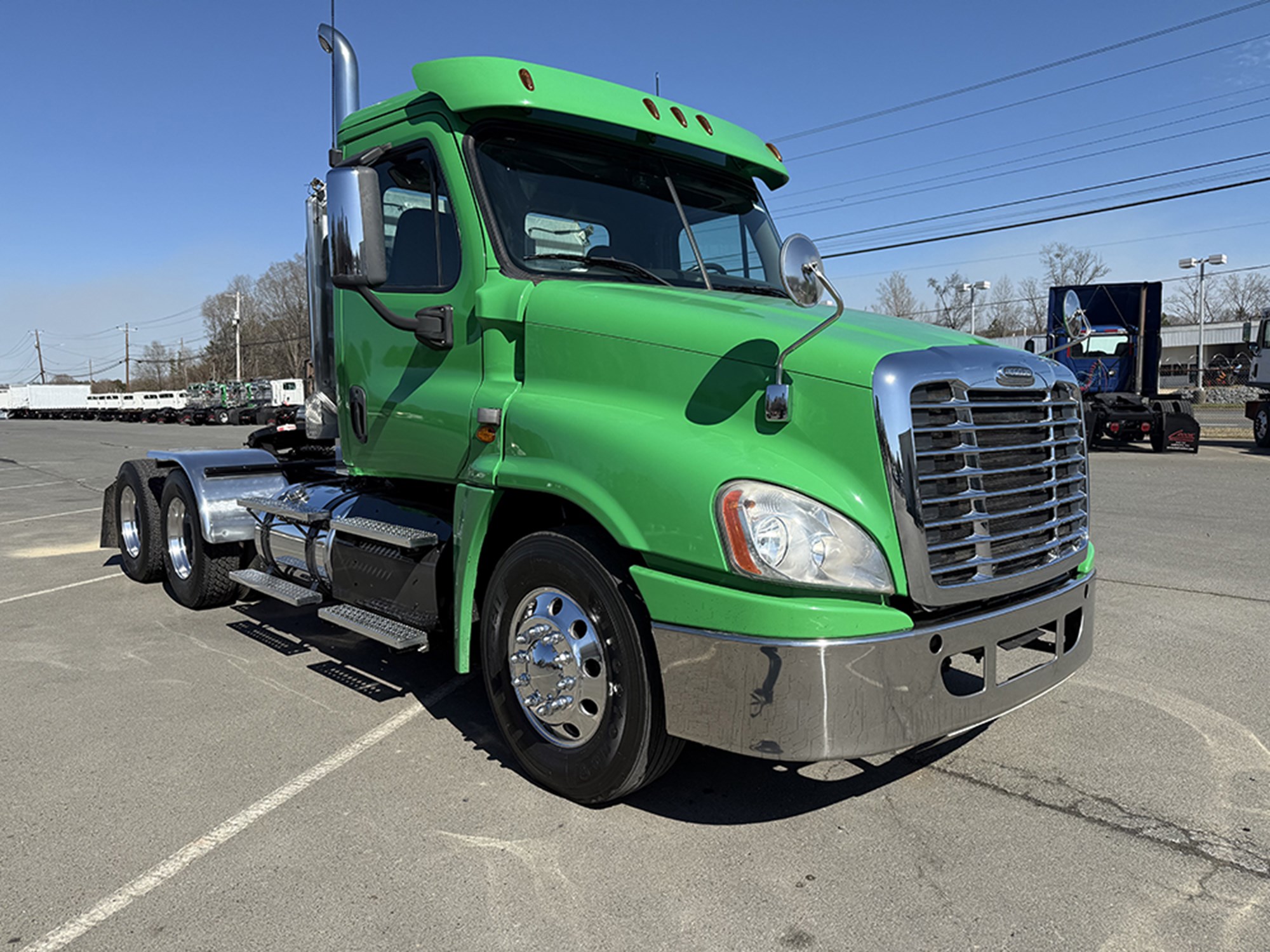 2018 Freightliner Cascadia 125 - image 2 of 6