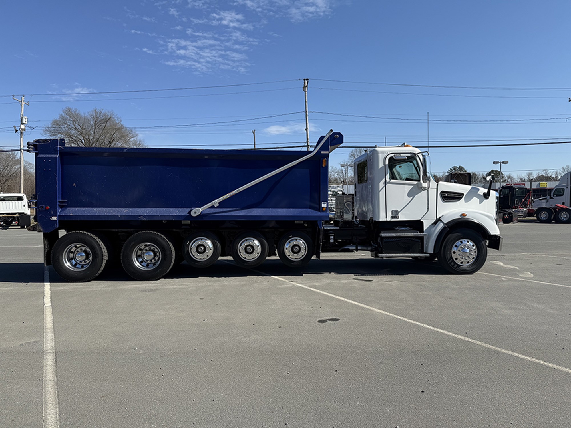 2023 Freightliner 122SD - image 3 of 6