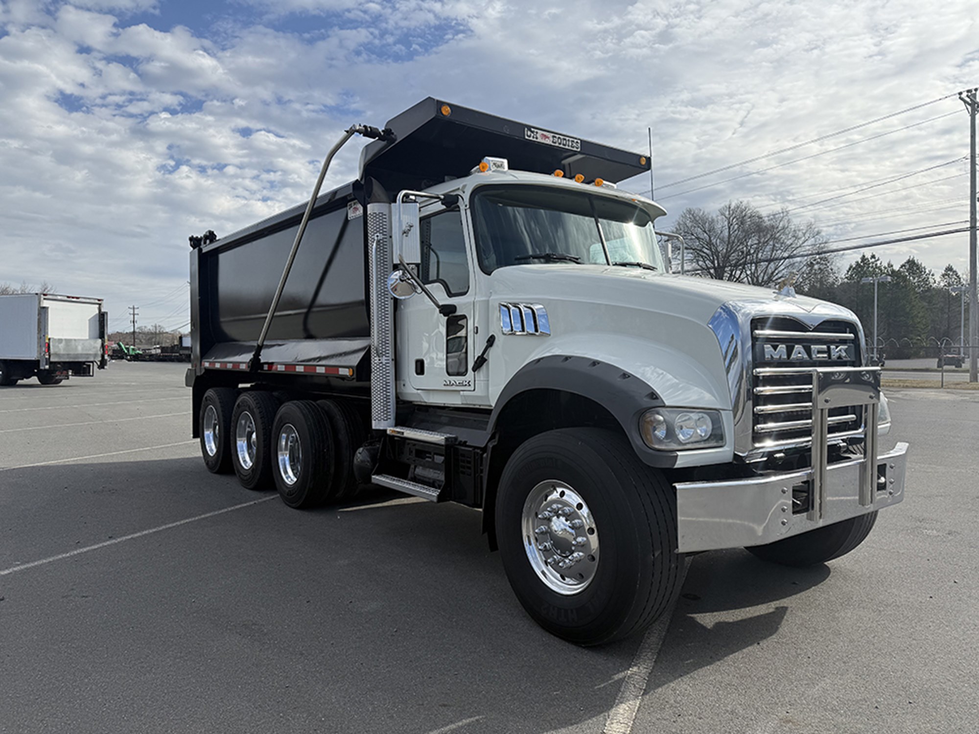 2018 Mack GU (Granite) - image 2 of 6