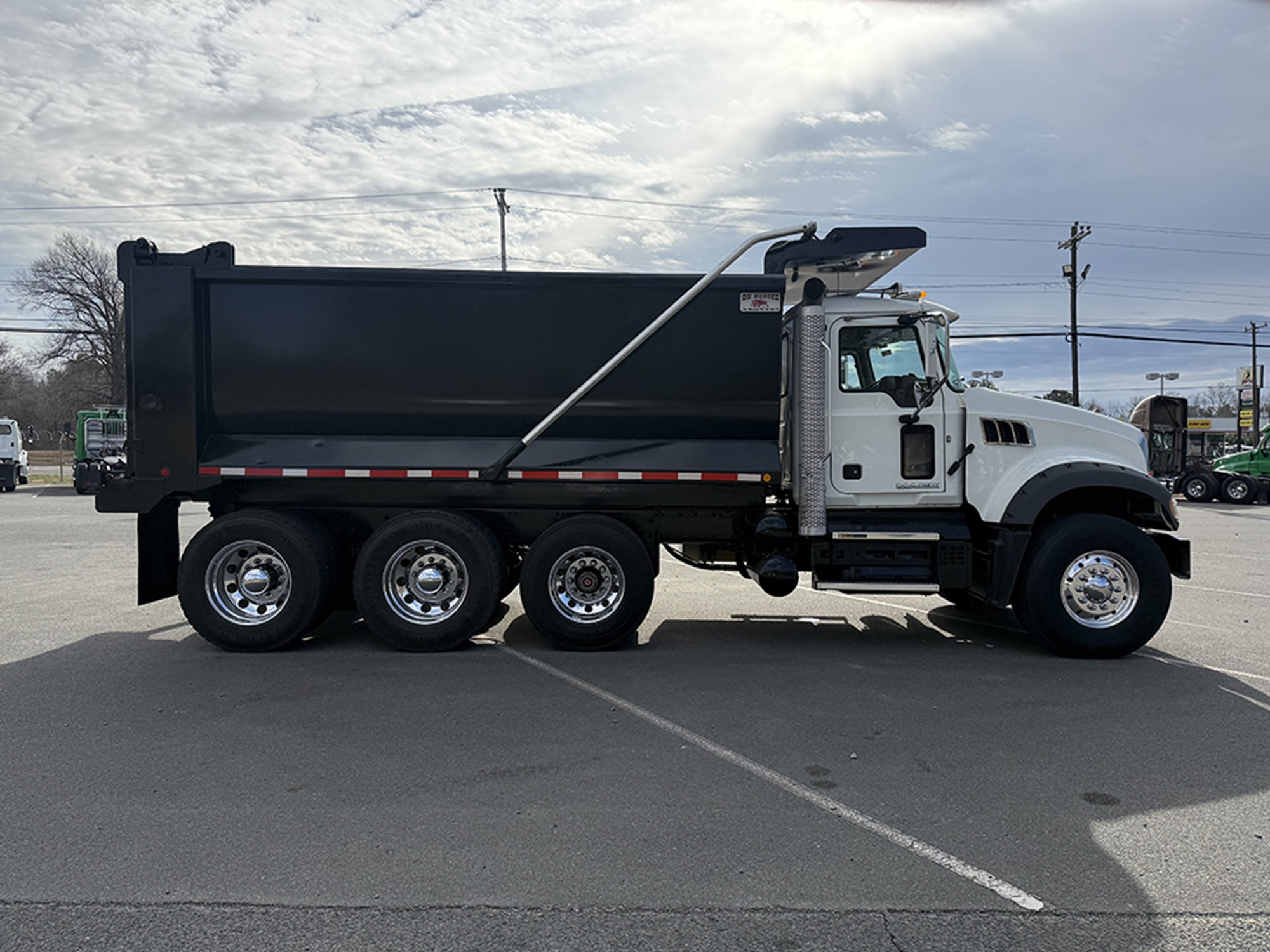 2018 Mack GU (Granite) - image 3 of 6