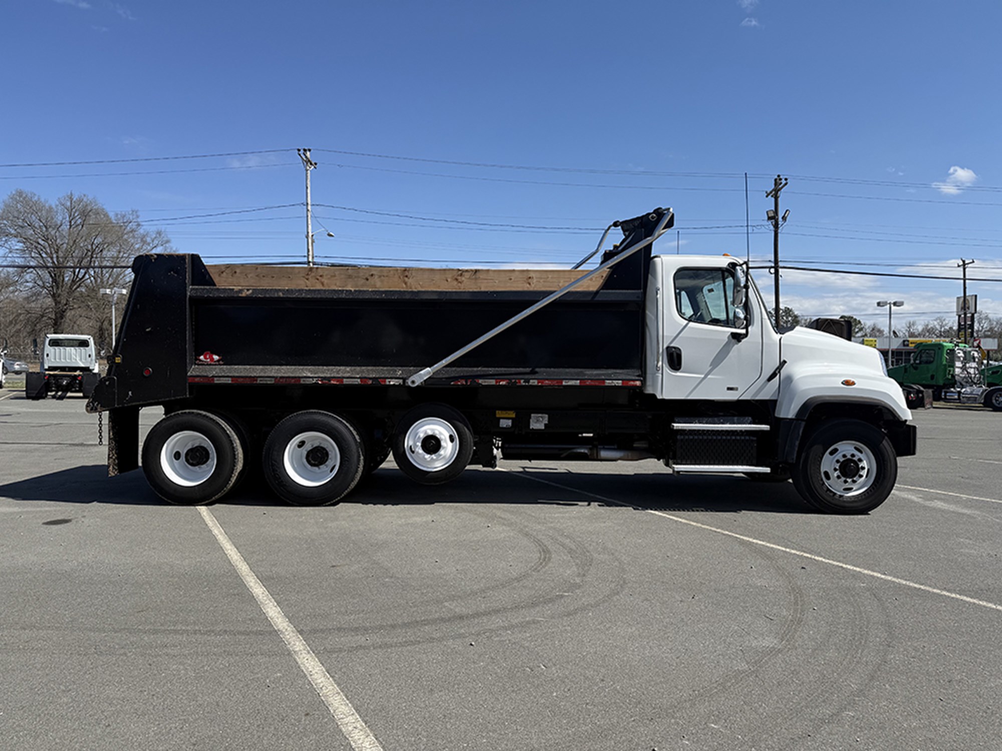 2015 Freightliner 114SD - image 3 of 6