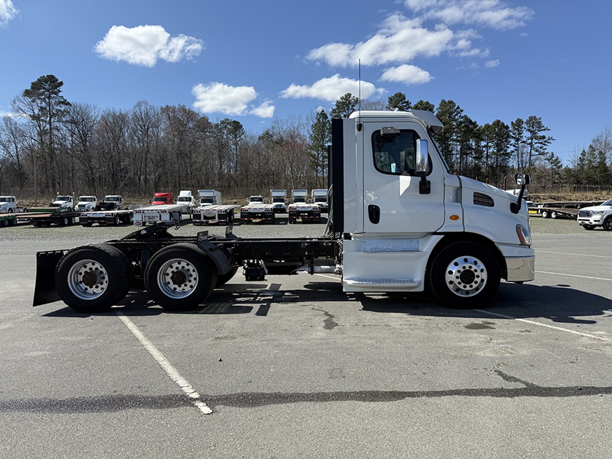 2014 Freightliner Cascadia - image 3 of 6