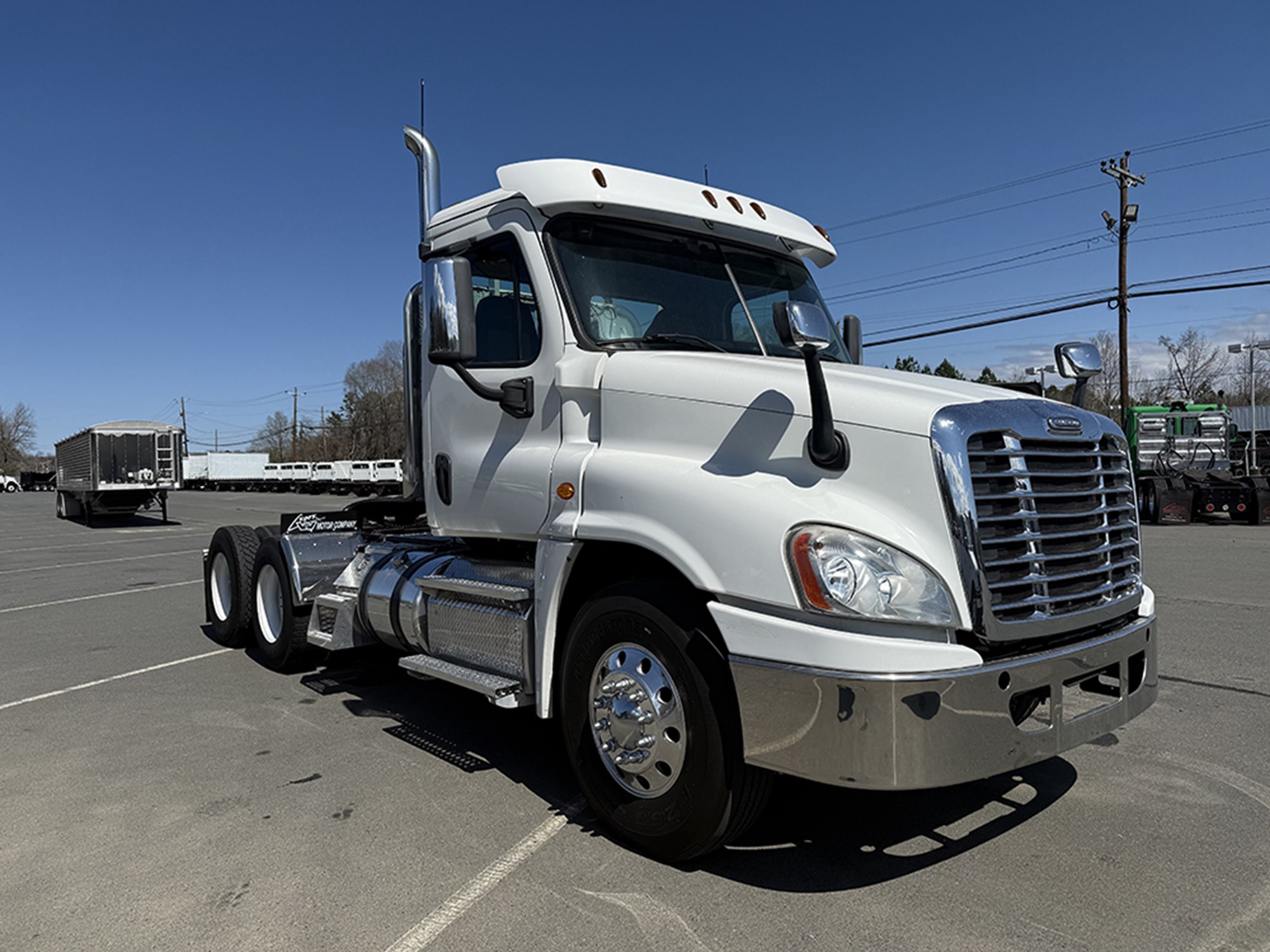 2018 Freightliner Cascadia 125 - image 2 of 6