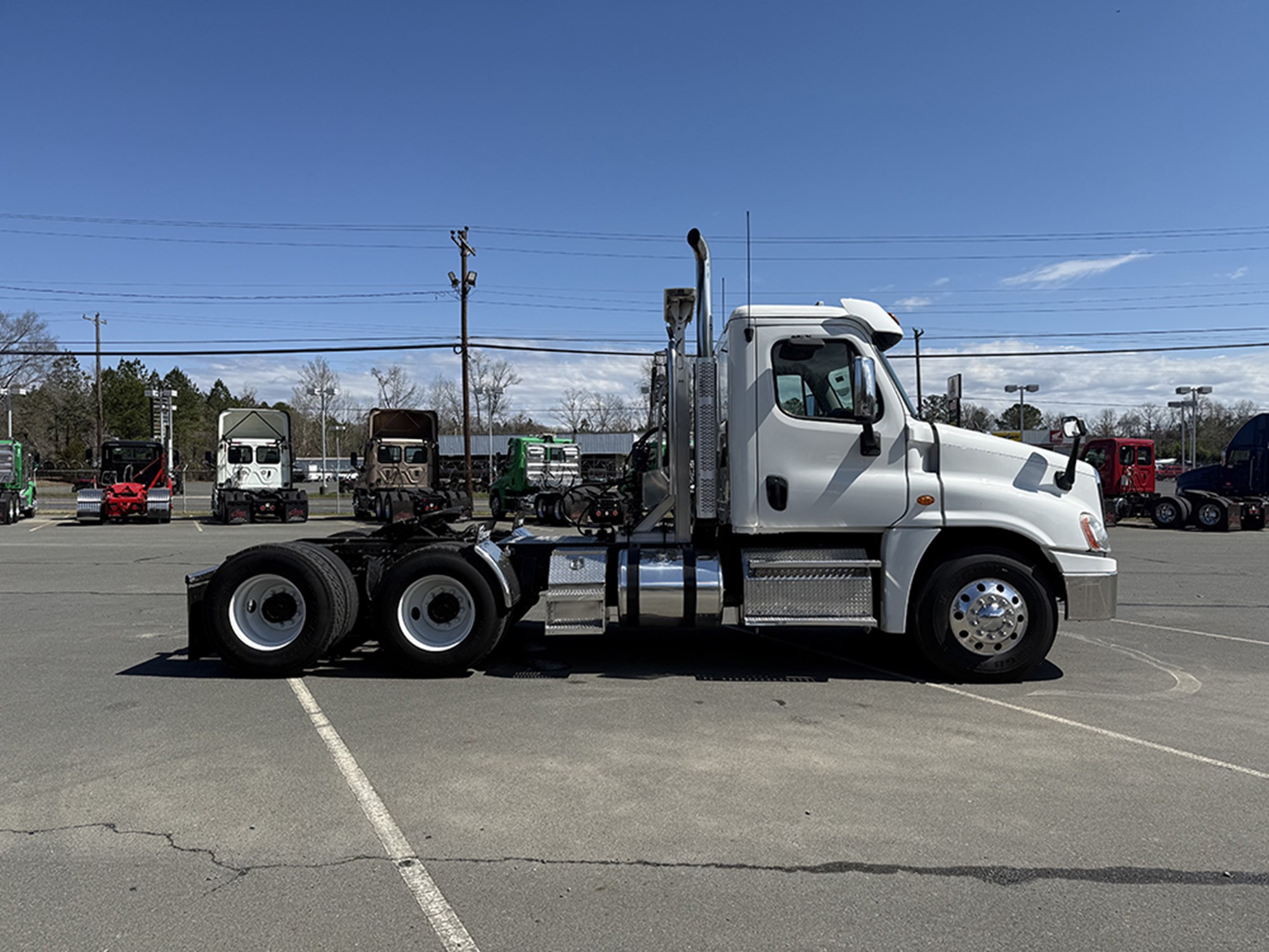 2018 Freightliner Cascadia 125 - image 3 of 6