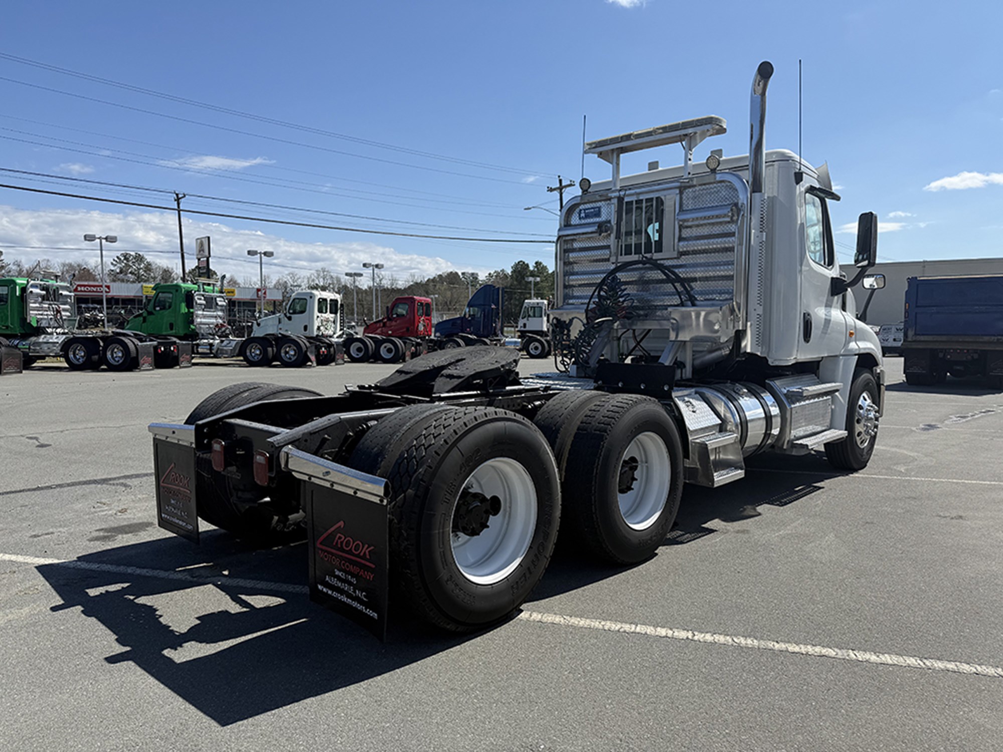 2018 Freightliner Cascadia 125 - image 4 of 6