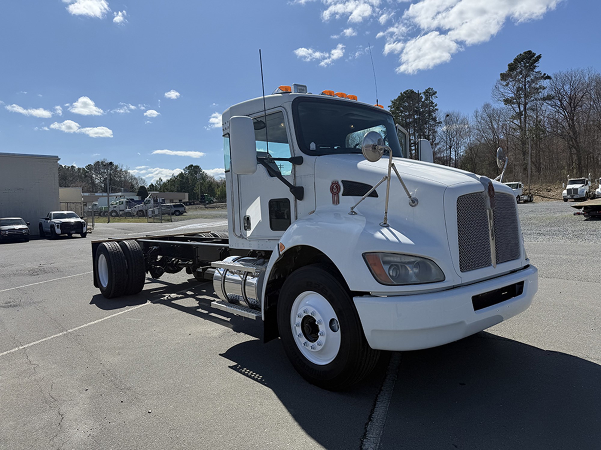 2010 Kenworth T3 Series - image 2 of 6