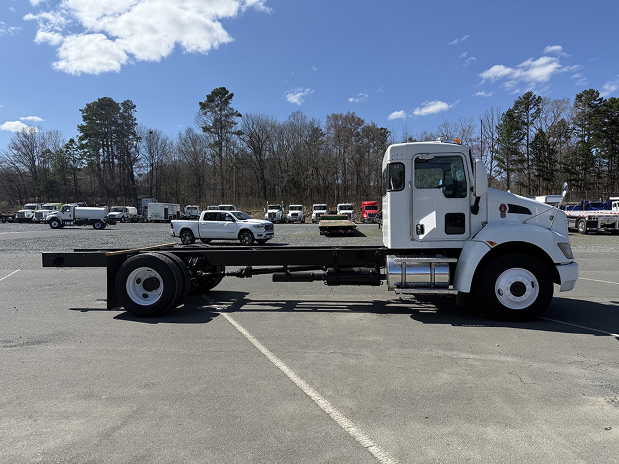 2010 Kenworth T3 Series - image 3 of 6