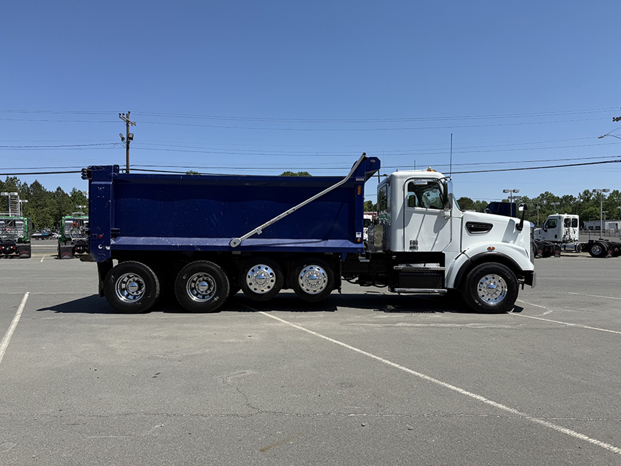 2023 Freightliner 122SD - image 3 of 6