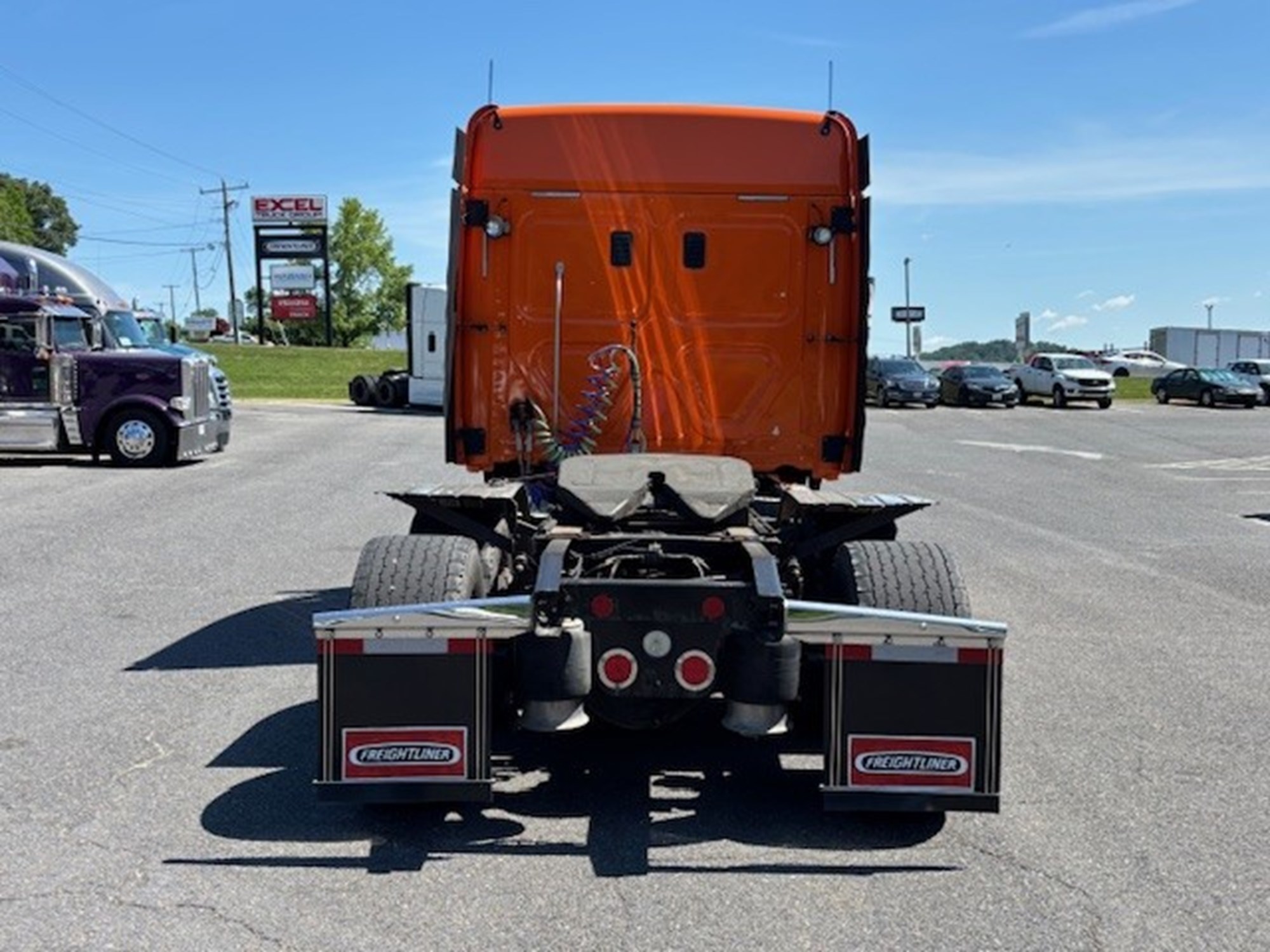2013 Freightliner Cascadia 125 - image 4 of 6