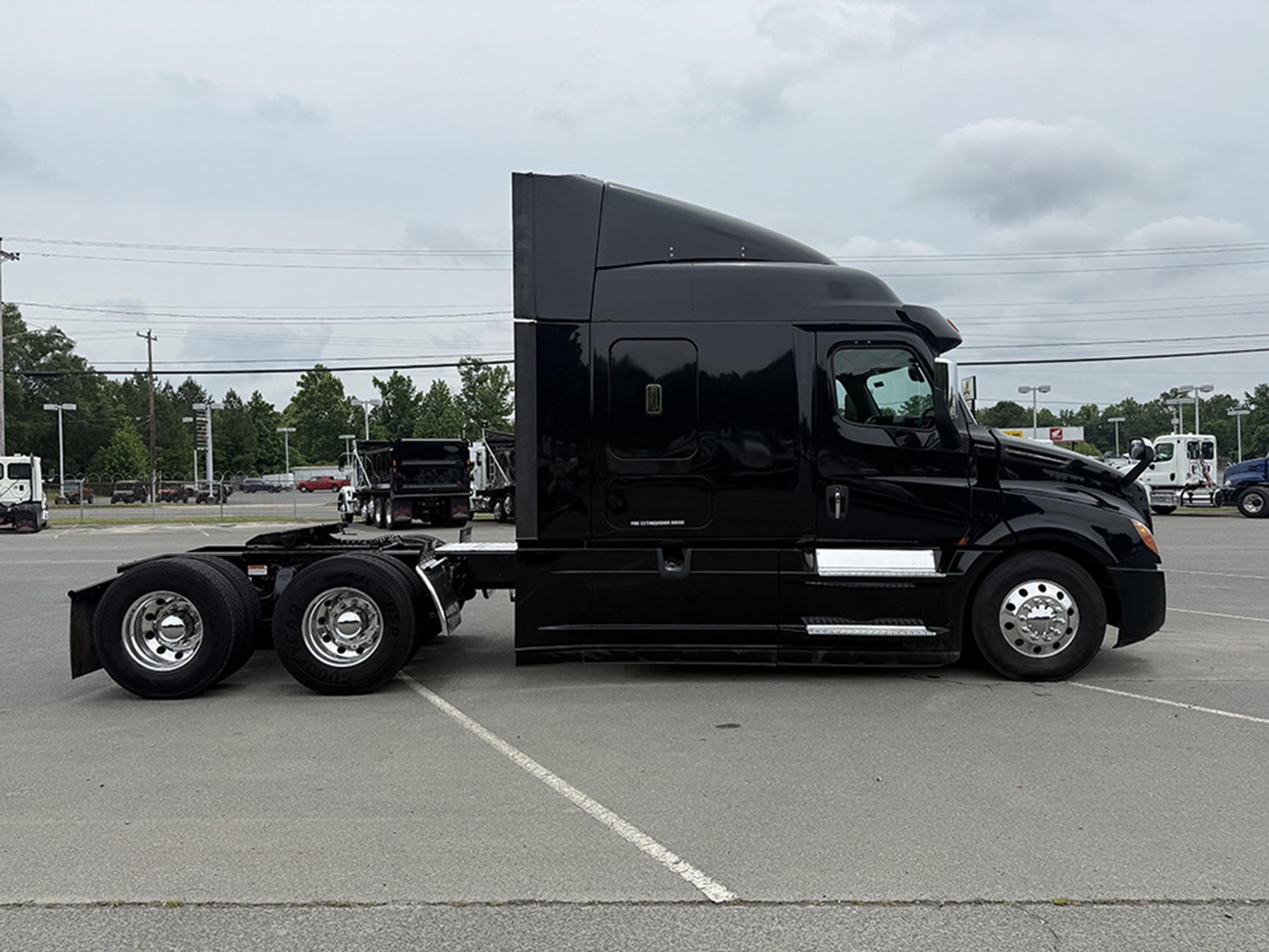 2020 Freightliner Cascadia 126 - image 3 of 6