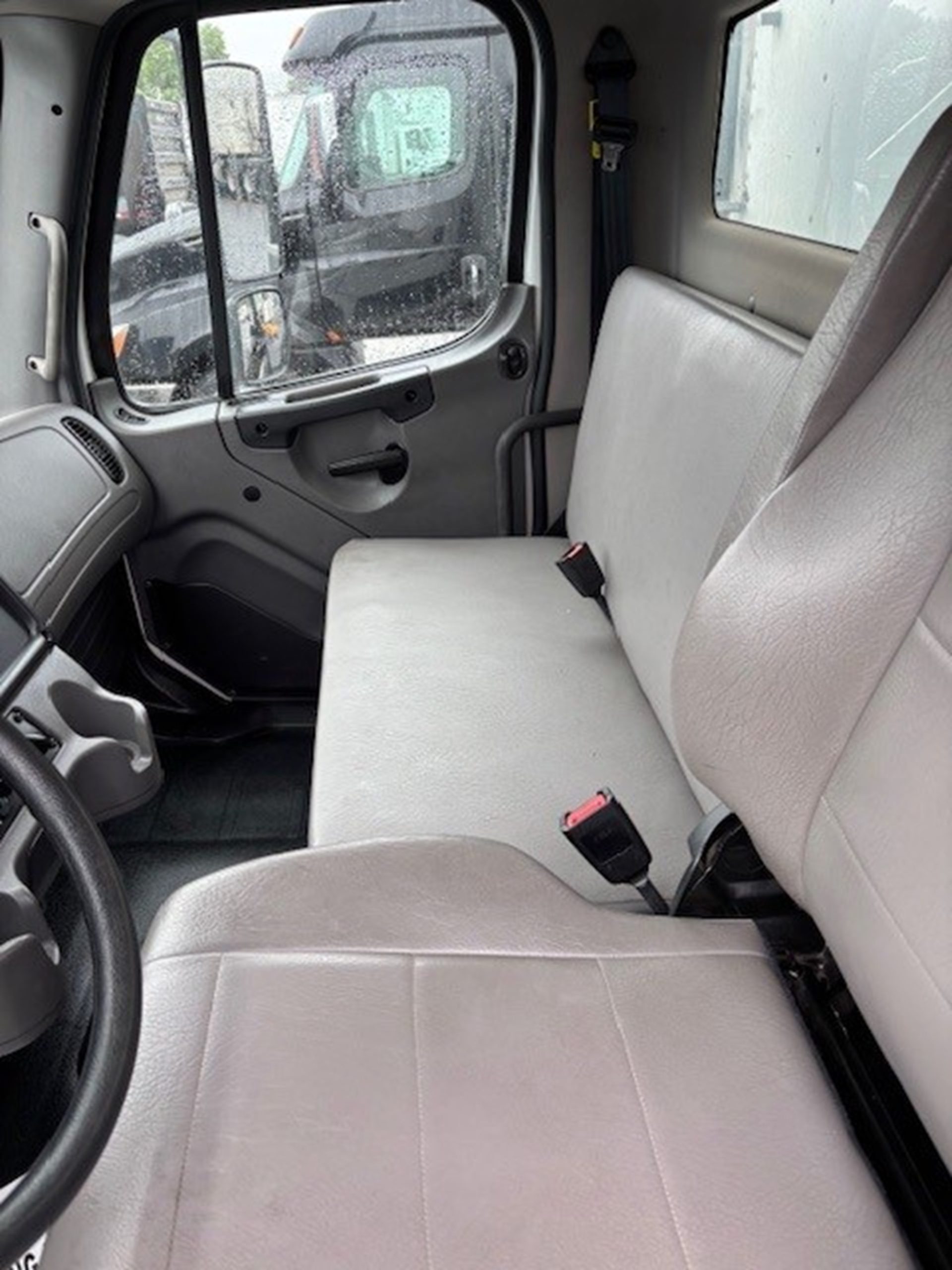 2022 Freightliner M2 - image 5 of 6