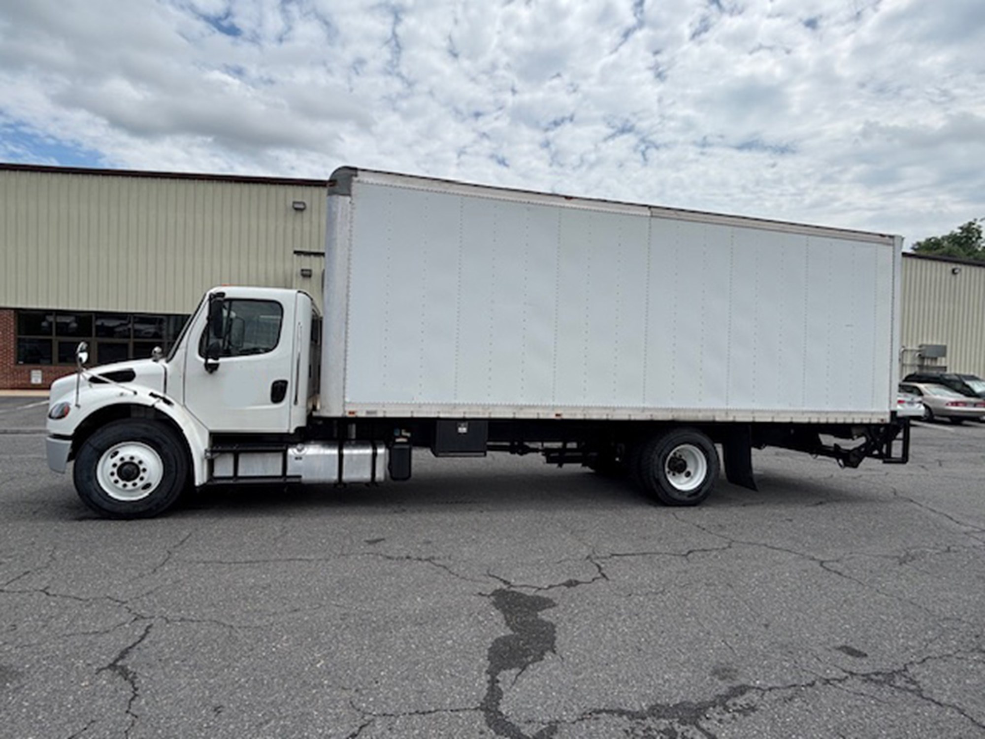 2022 Freightliner M2 - image 3 of 6