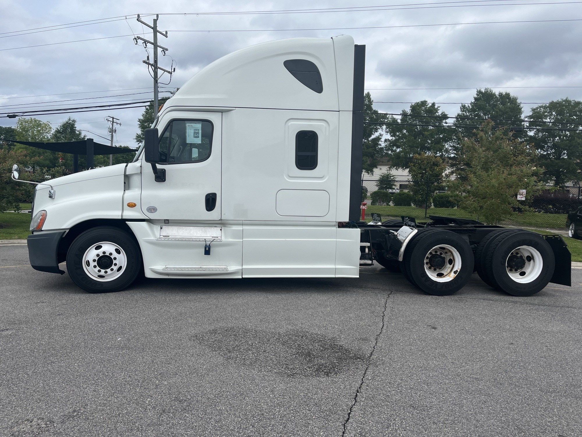 2018 Freightliner Cascadia 125 - image 2 of 6