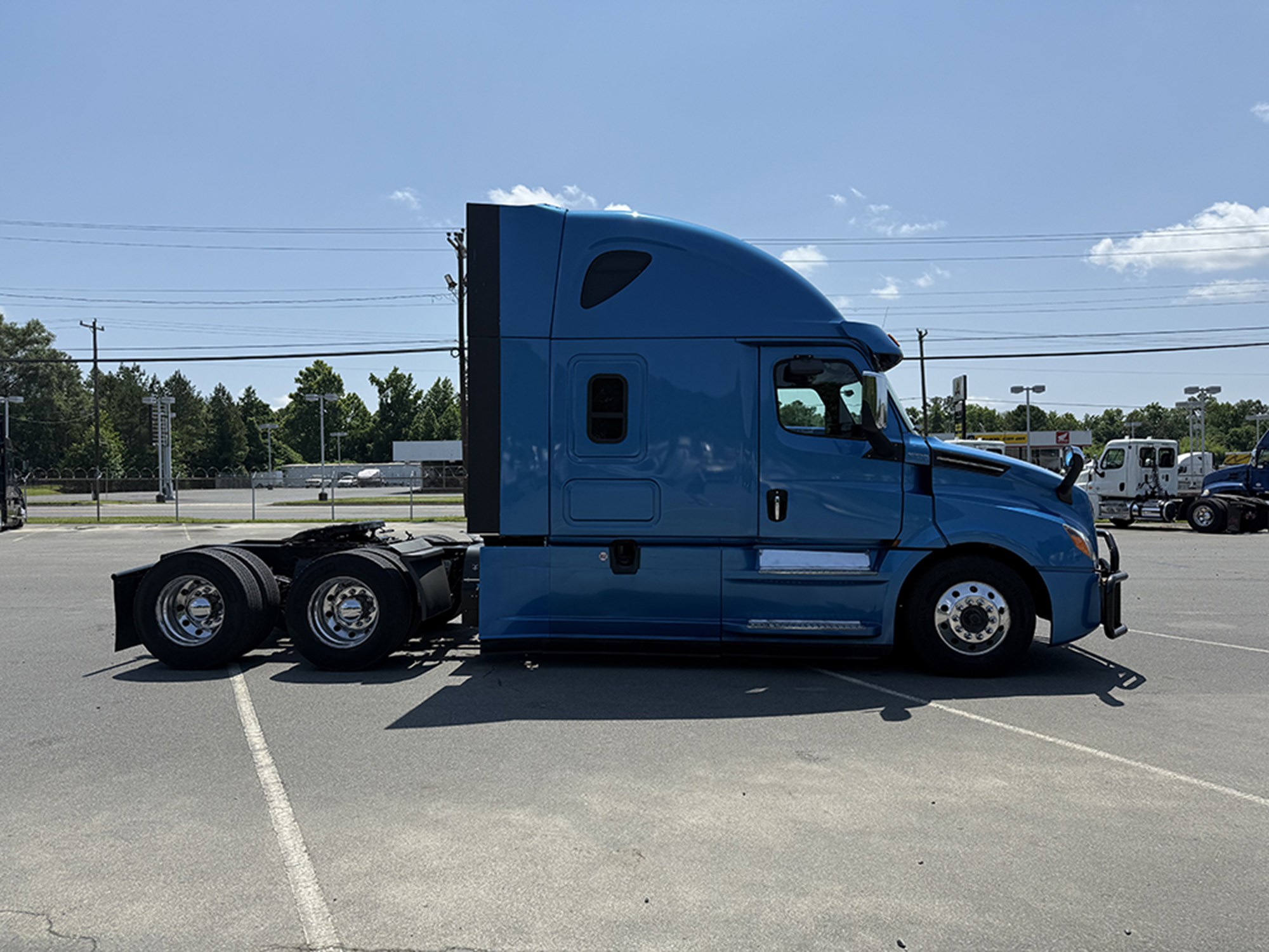 2020 Freightliner Cascadia 126 - image 3 of 6