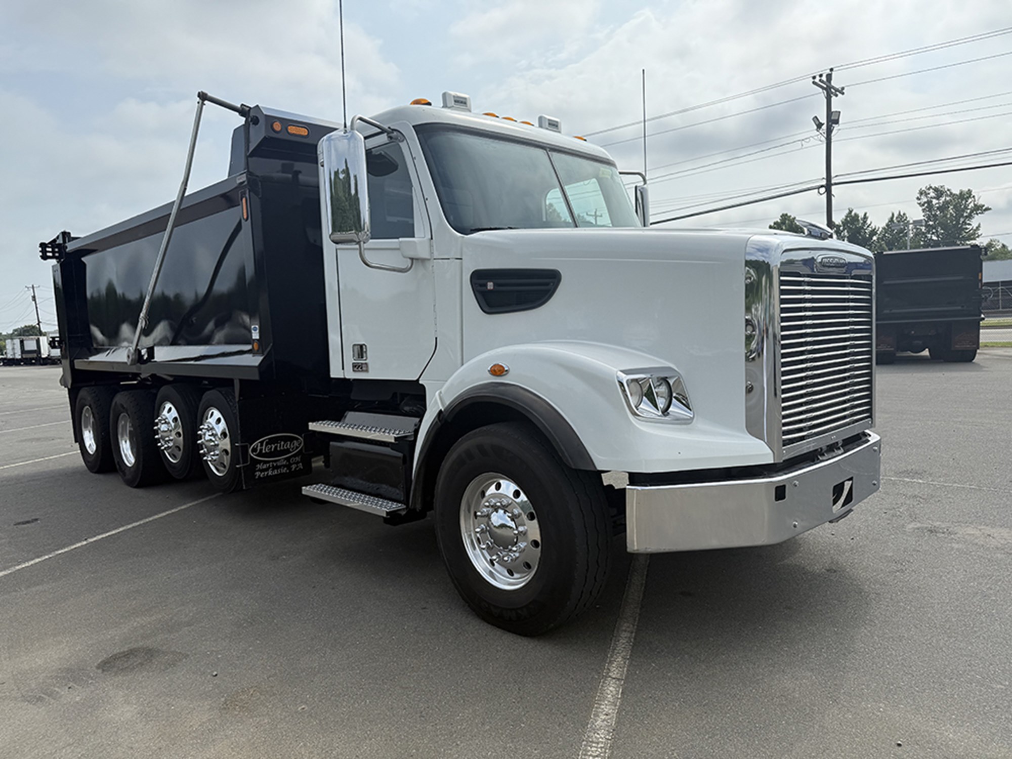 2023 Freightliner 122SD - image 2 of 6