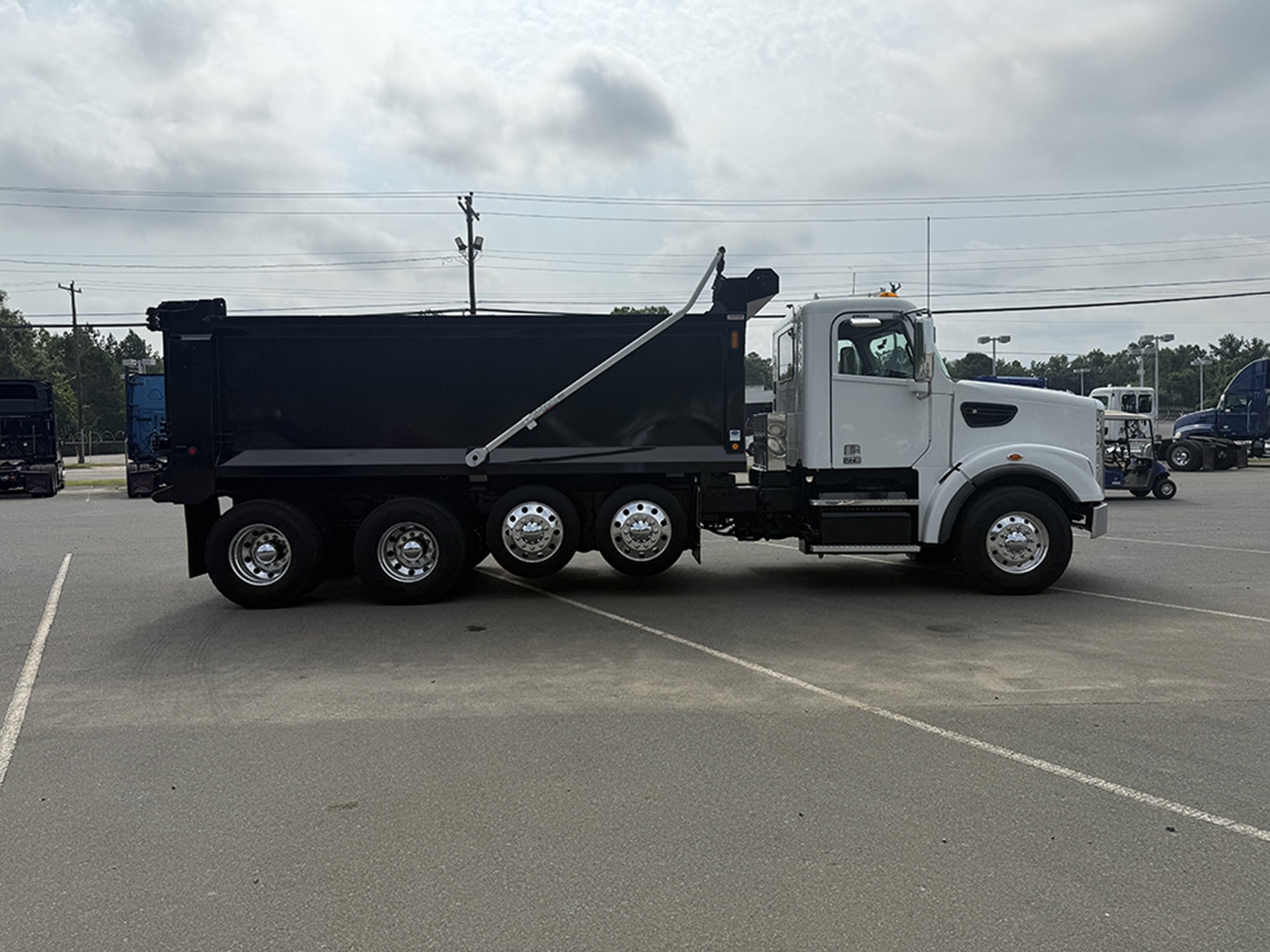 2023 Freightliner 122SD - image 3 of 6