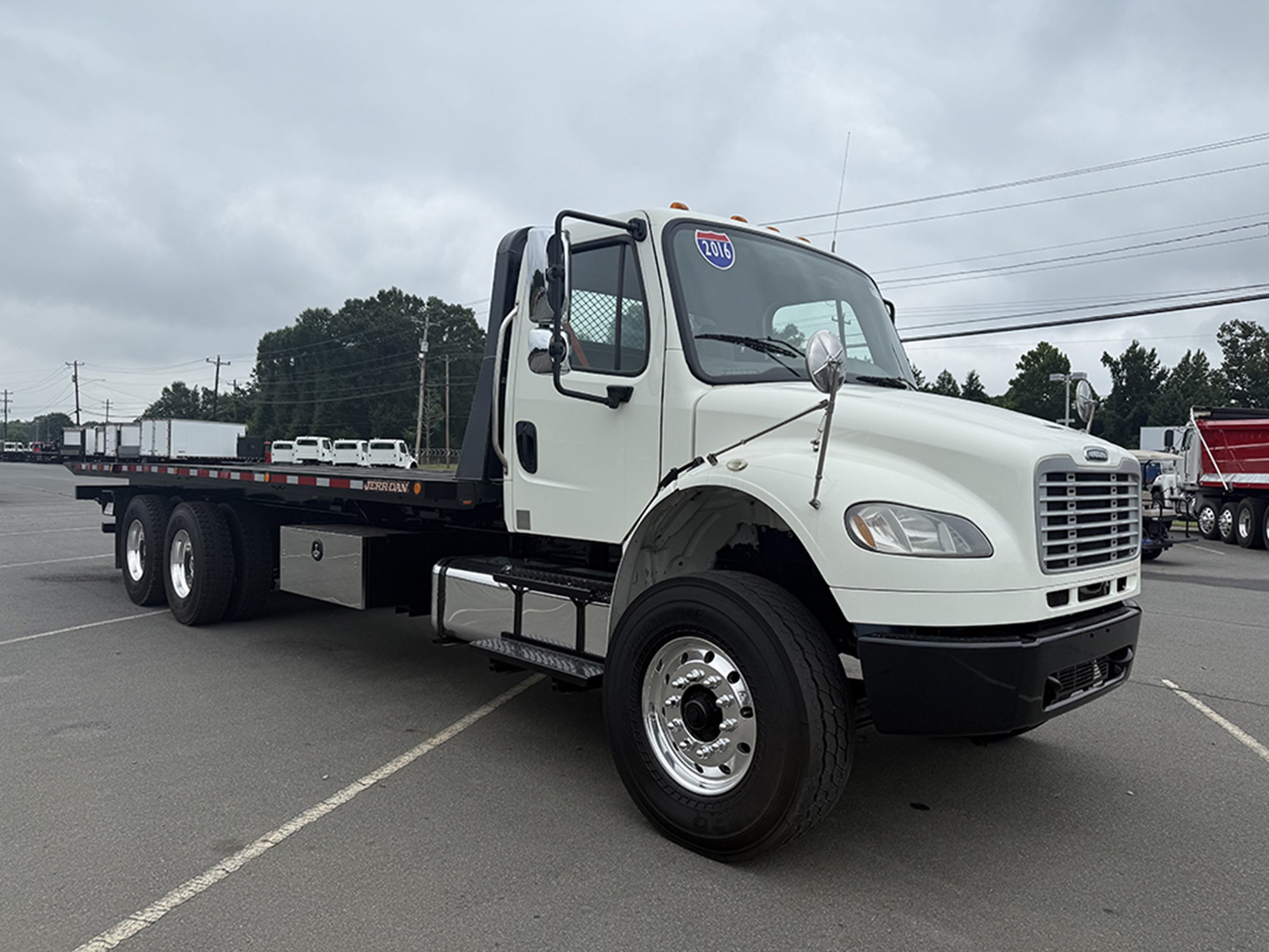 2016 Freightliner M2 - image 2 of 6