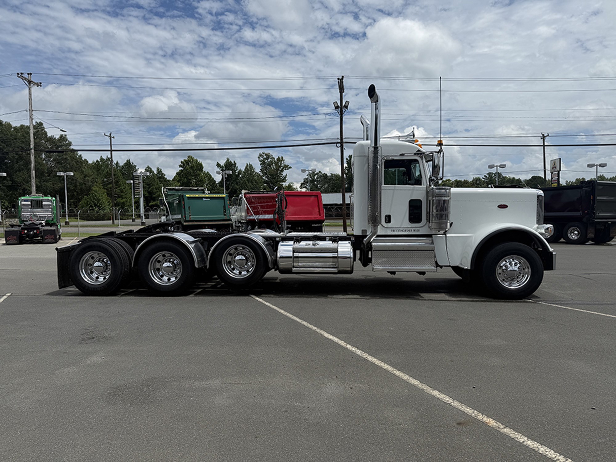 2020 Peterbilt 389 - image 3 of 6