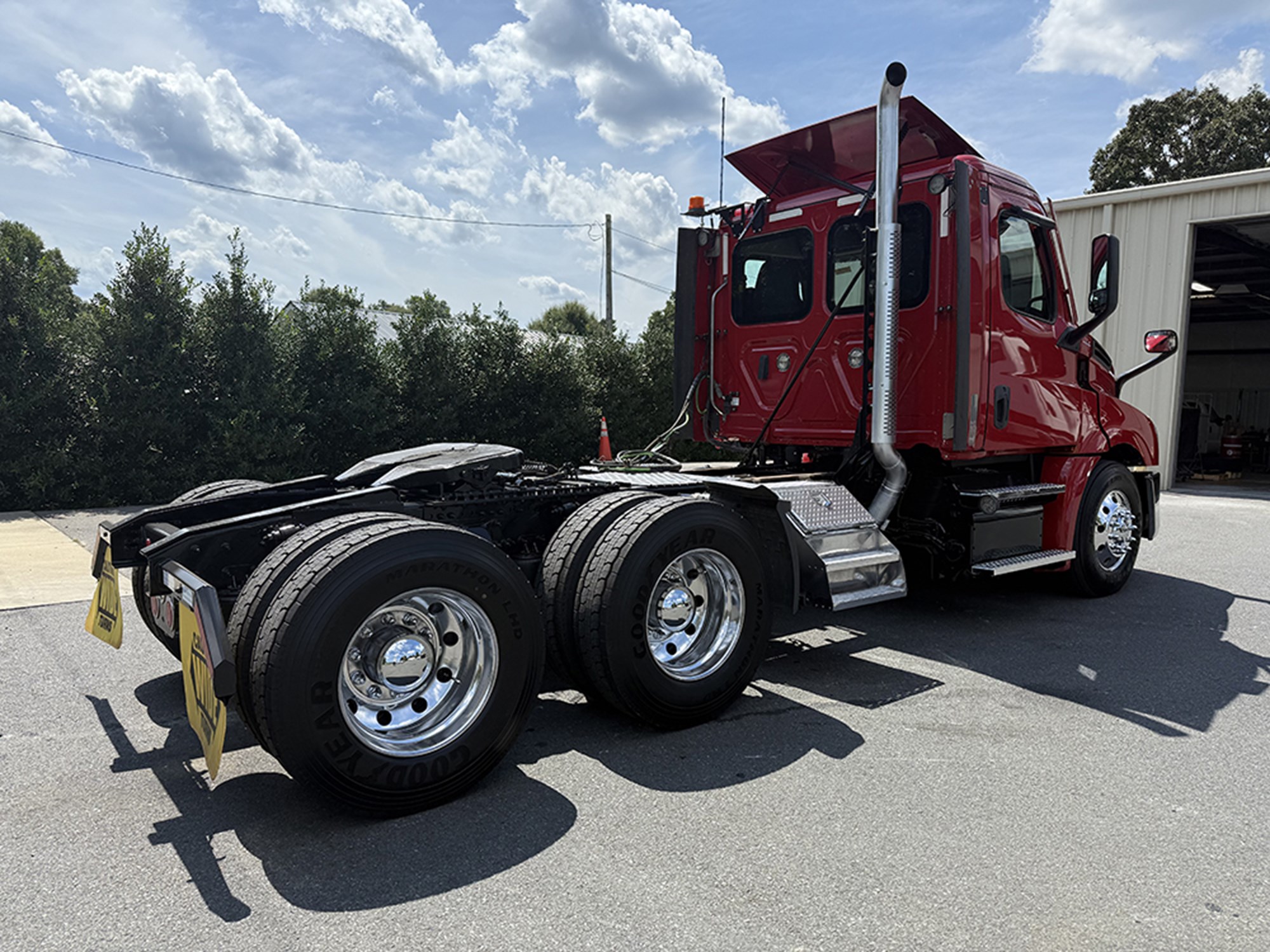 2021 Freightliner Cascadia 126 - image 3 of 6