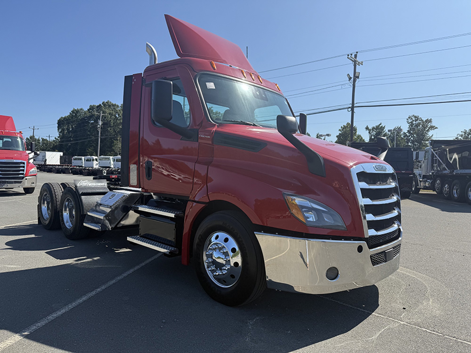 2021 Freightliner Cascadia 126 - image 2 of 6