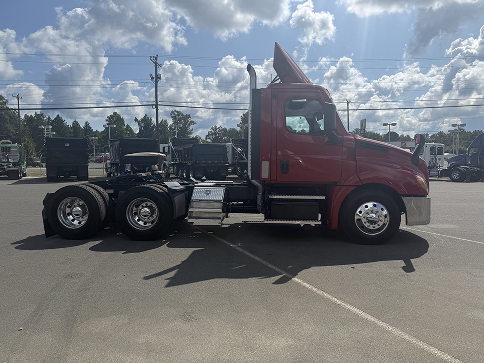 2021 Freightliner Cascadia 126 - image 3 of 6