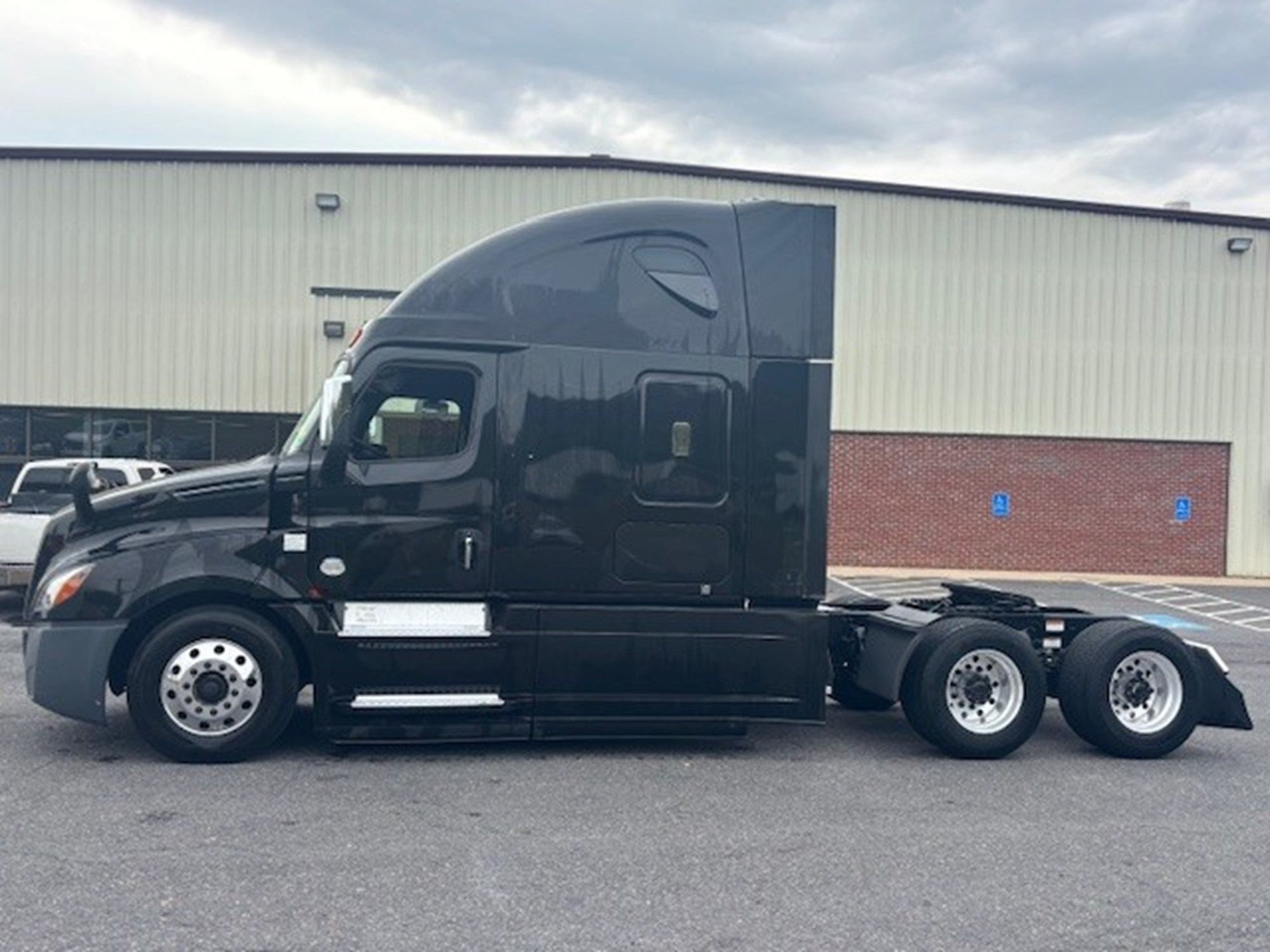 2020 Freightliner Cascadia 126 - image 3 of 6