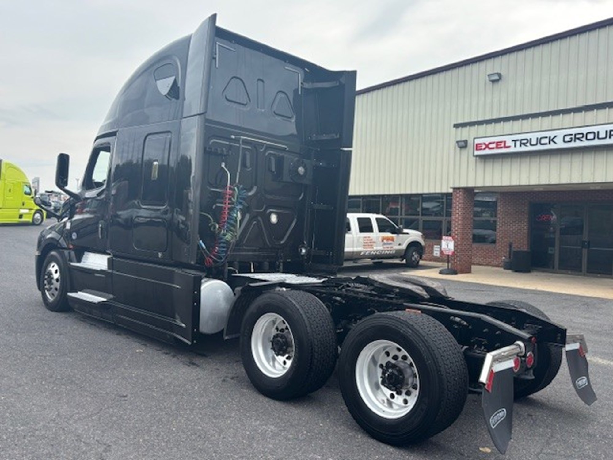 2020 Freightliner Cascadia 126 - image 4 of 6