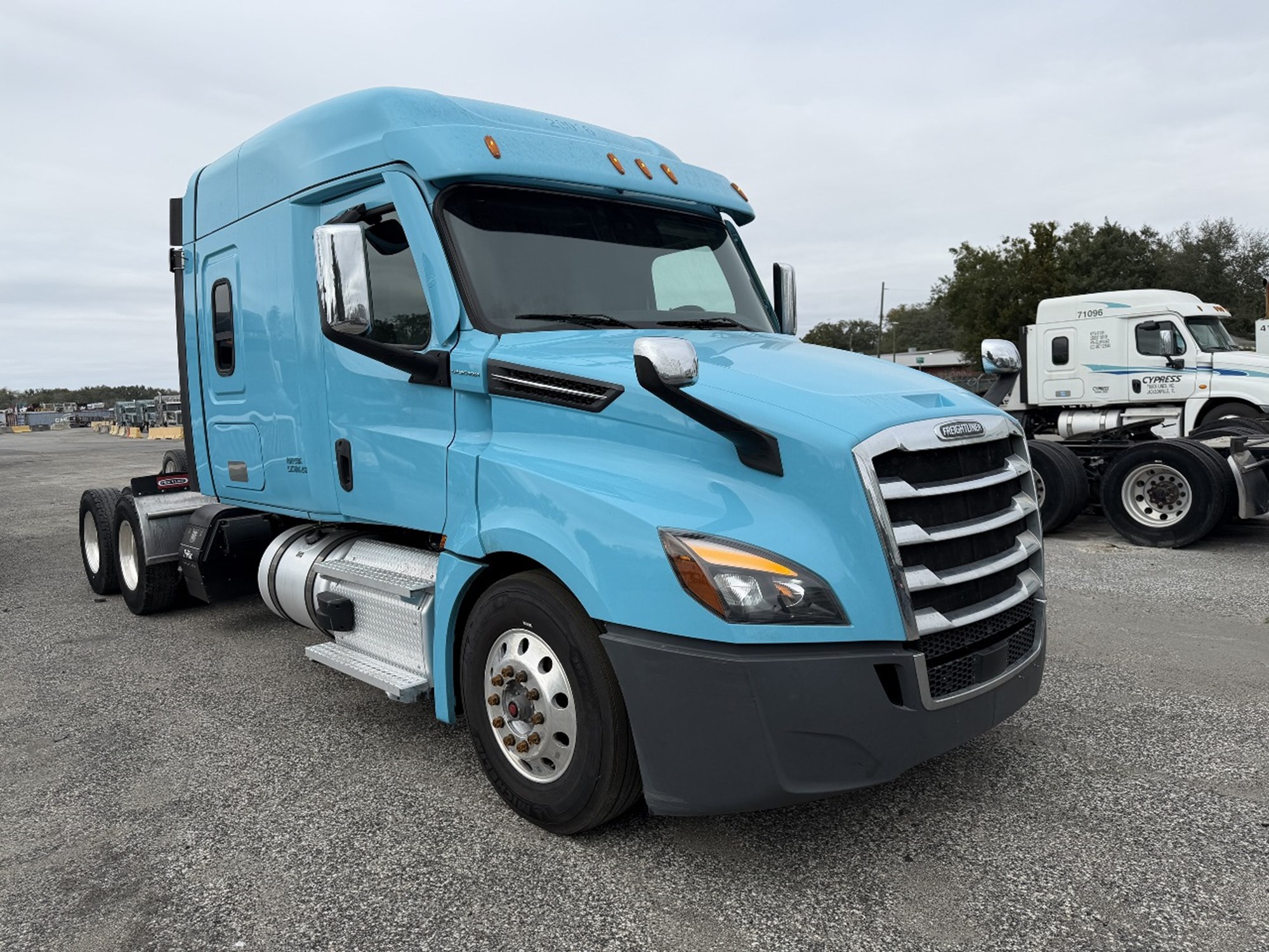 2020 Freightliner Cascadia 126 2020 Freightliner Cascadia 126 - image 2 of 6