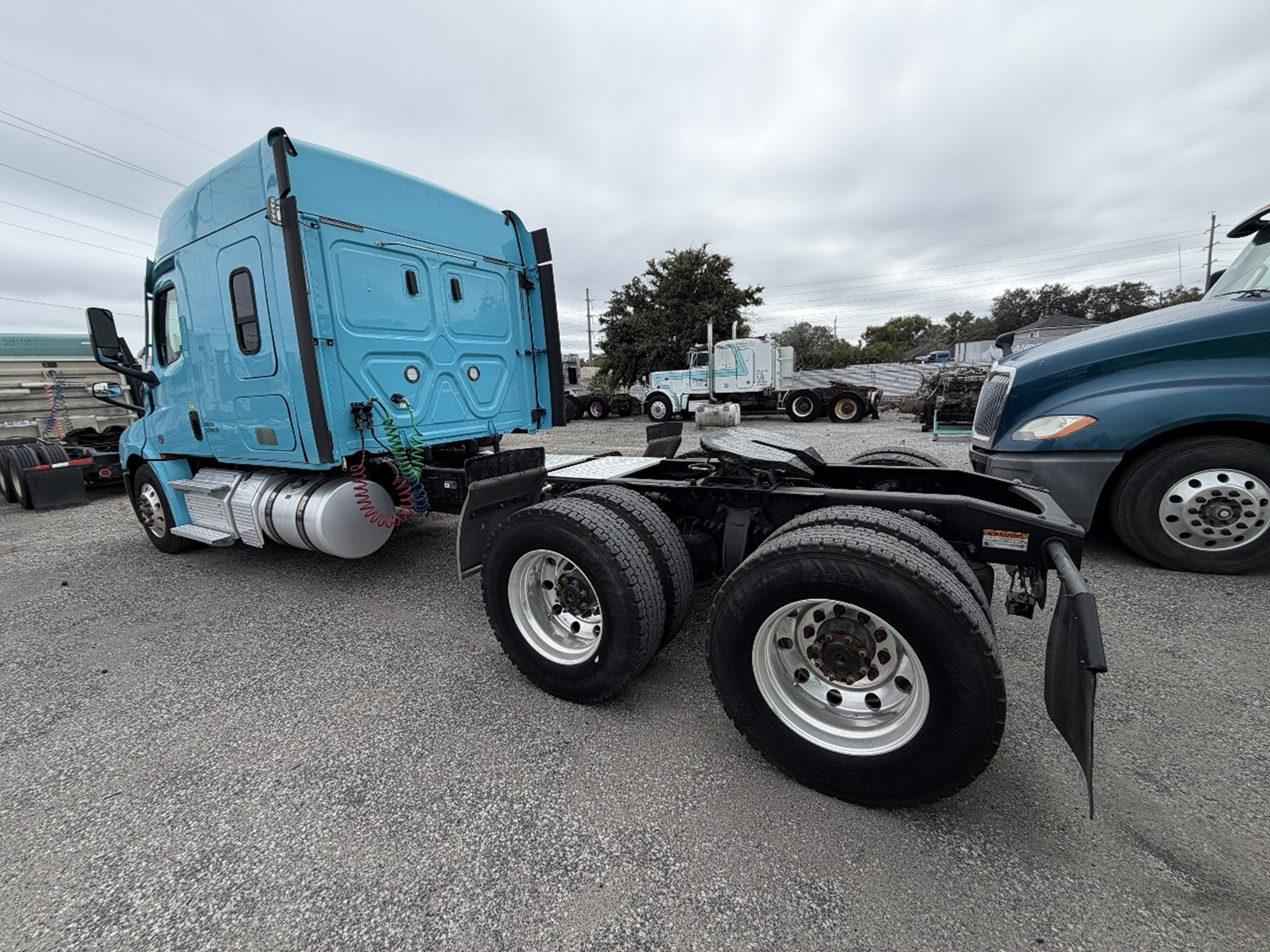 2020 Freightliner Cascadia 126 2020 Freightliner Cascadia 126 - image 3 of 6
