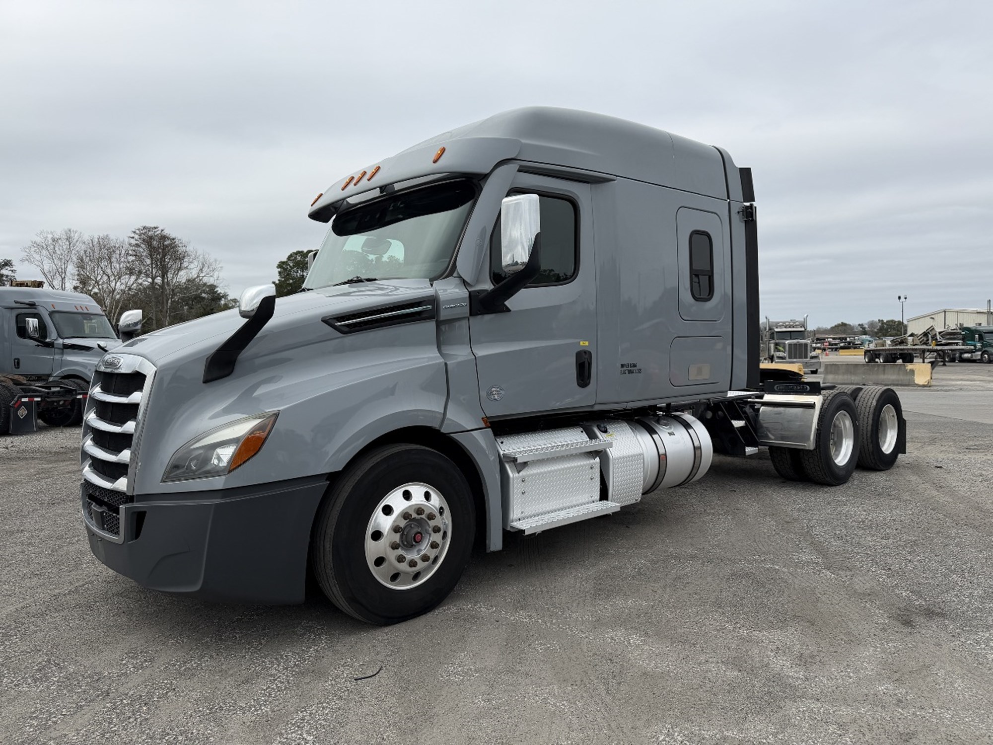 2020 Freightliner Cascadia 126 2020 Freightliner Cascadia 126 - image 1 of 6