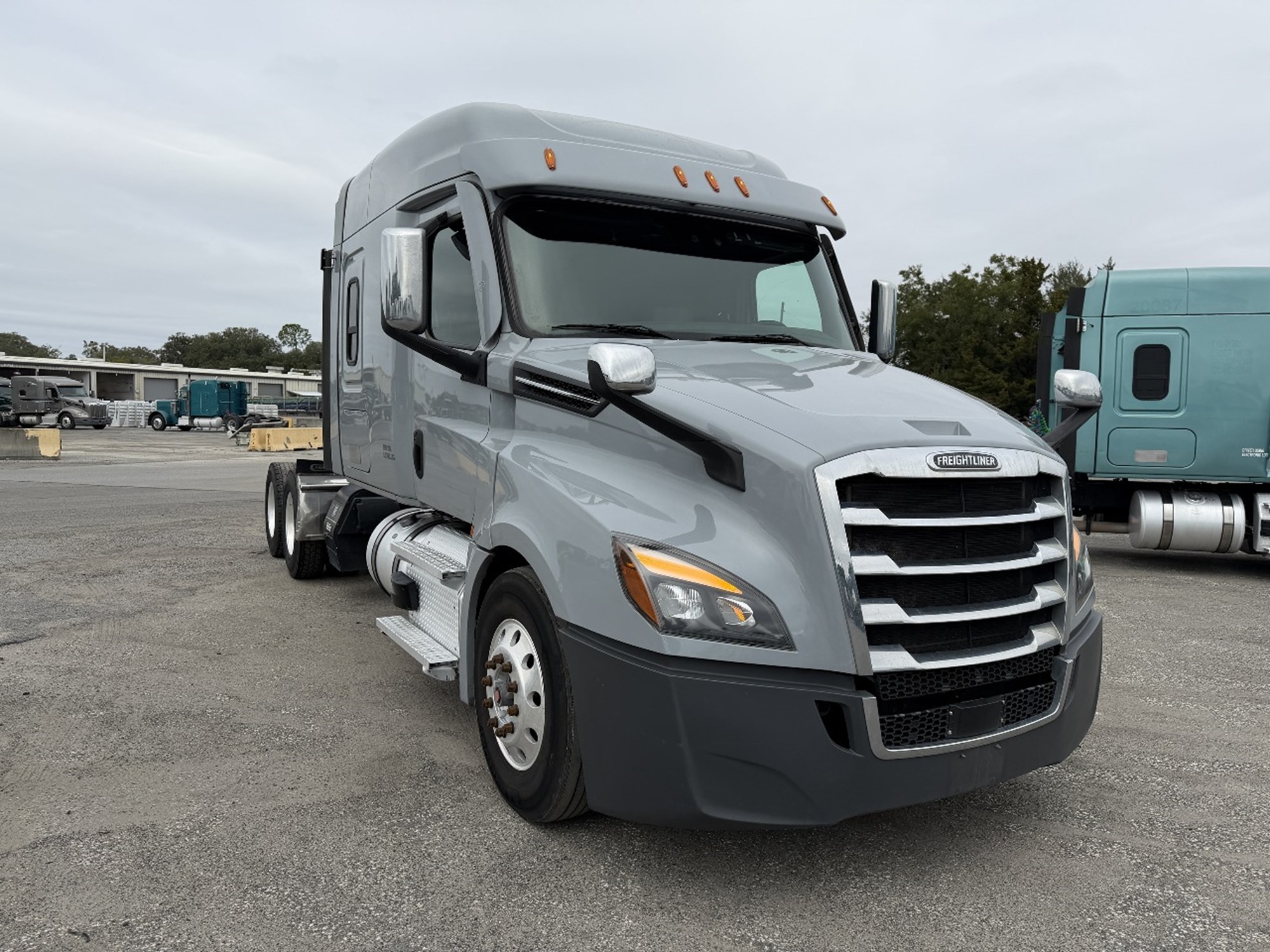 2020 Freightliner Cascadia 126 2020 Freightliner Cascadia 126 - image 2 of 6