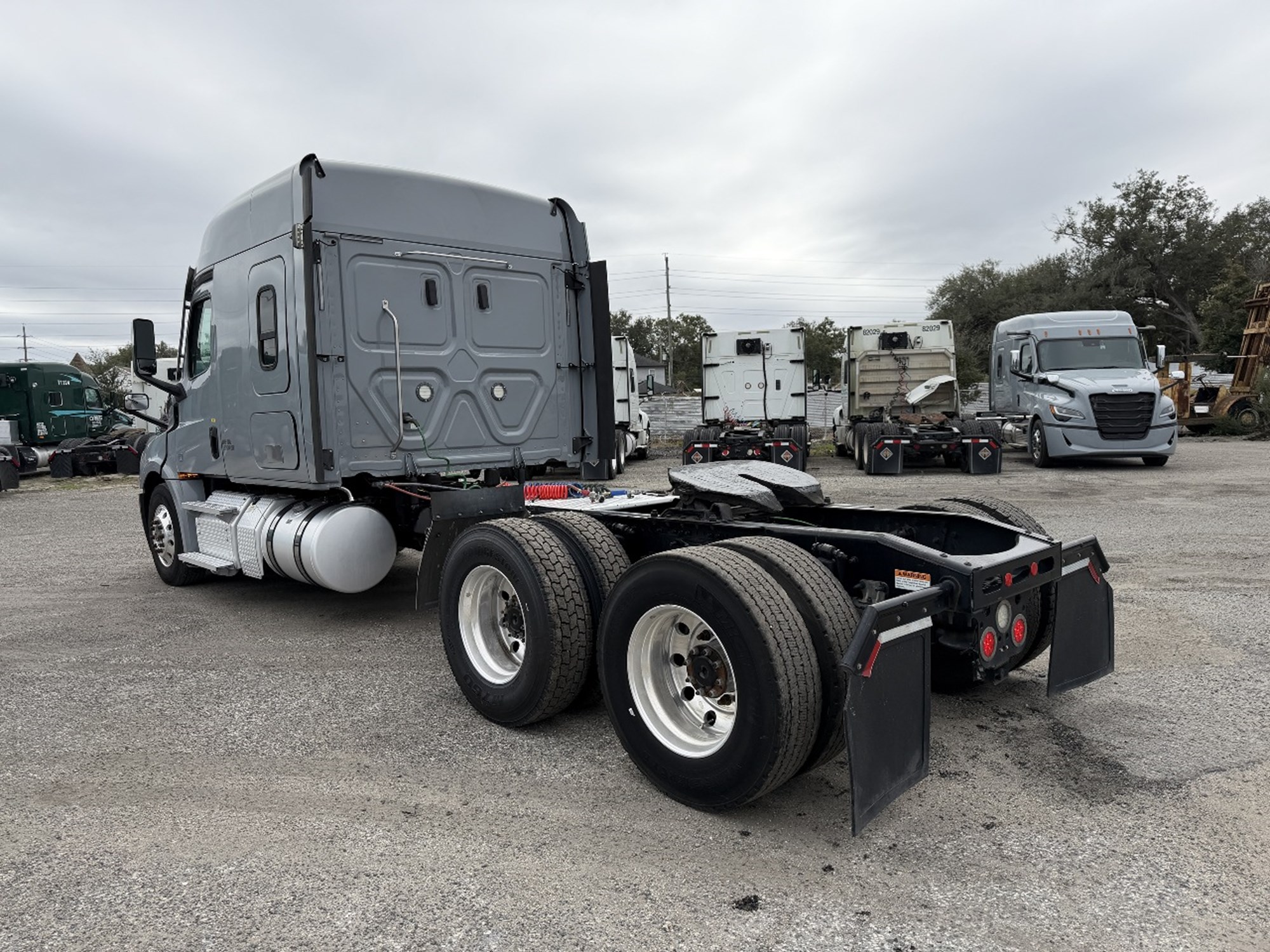 2020 Freightliner Cascadia 126 2020 Freightliner Cascadia 126 - image 3 of 6