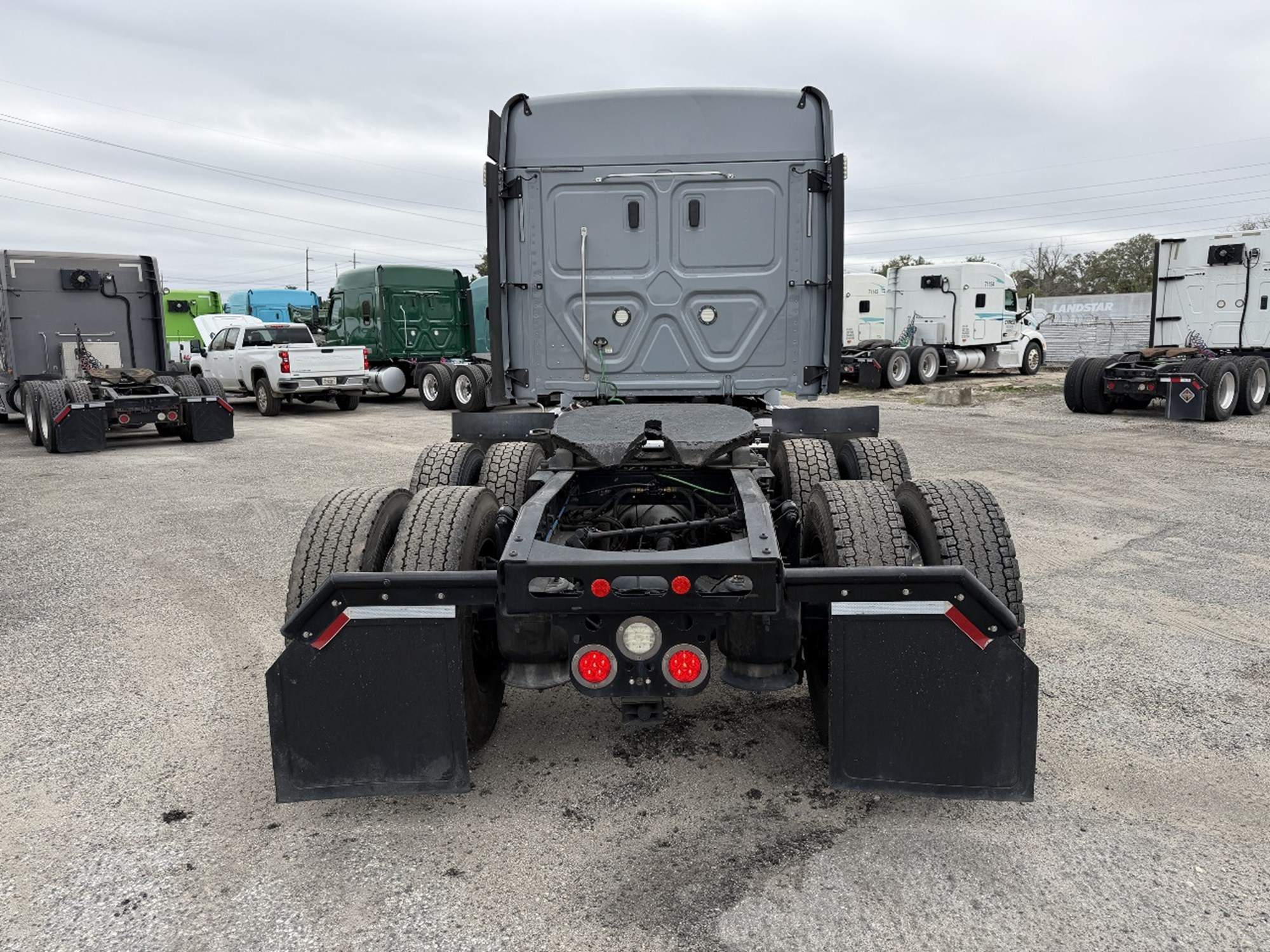 2020 Freightliner Cascadia 126 2020 Freightliner Cascadia 126 - image 4 of 6