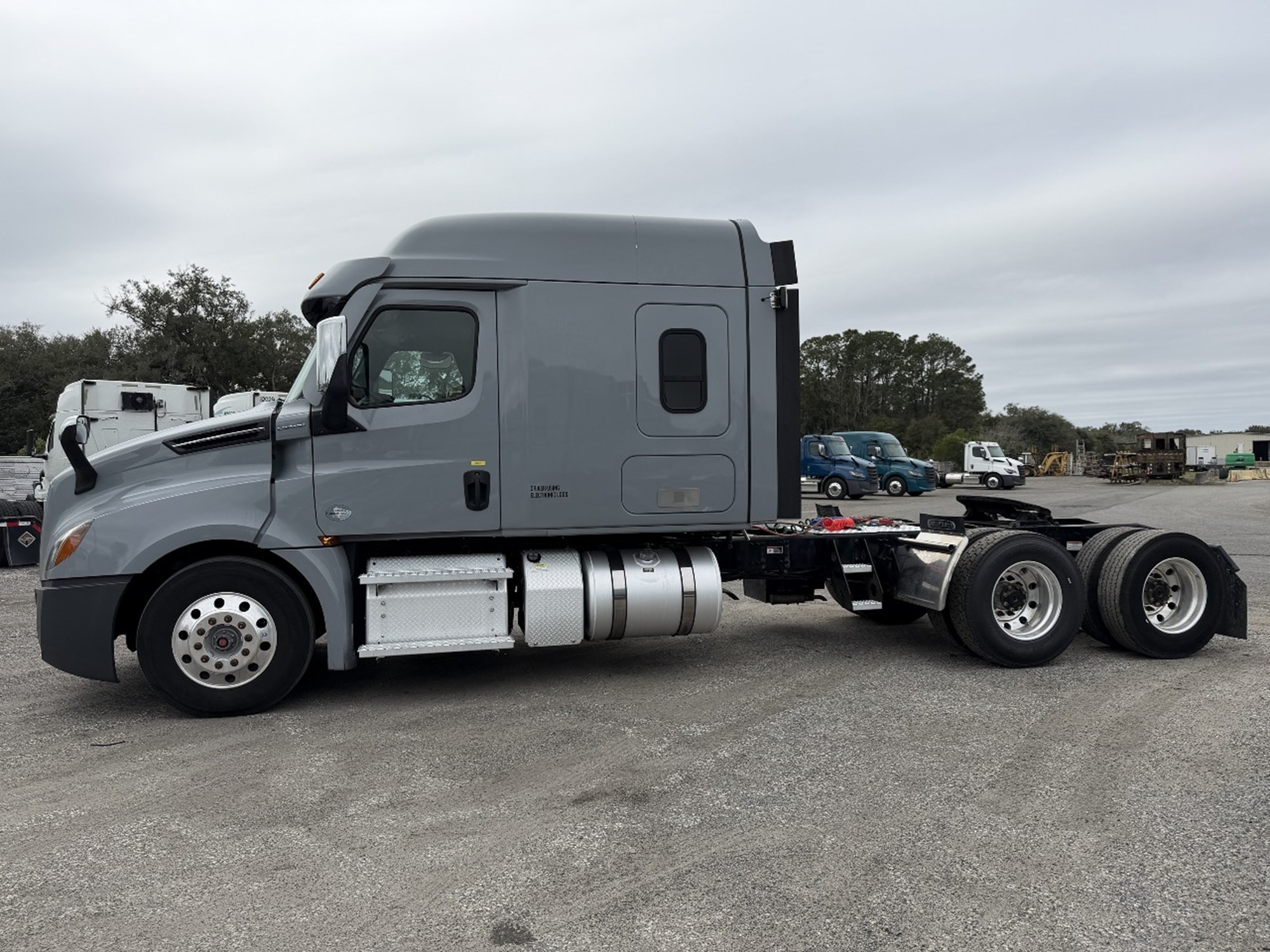 2020 Freightliner Cascadia 126 2020 Freightliner Cascadia 126 - image 6 of 6