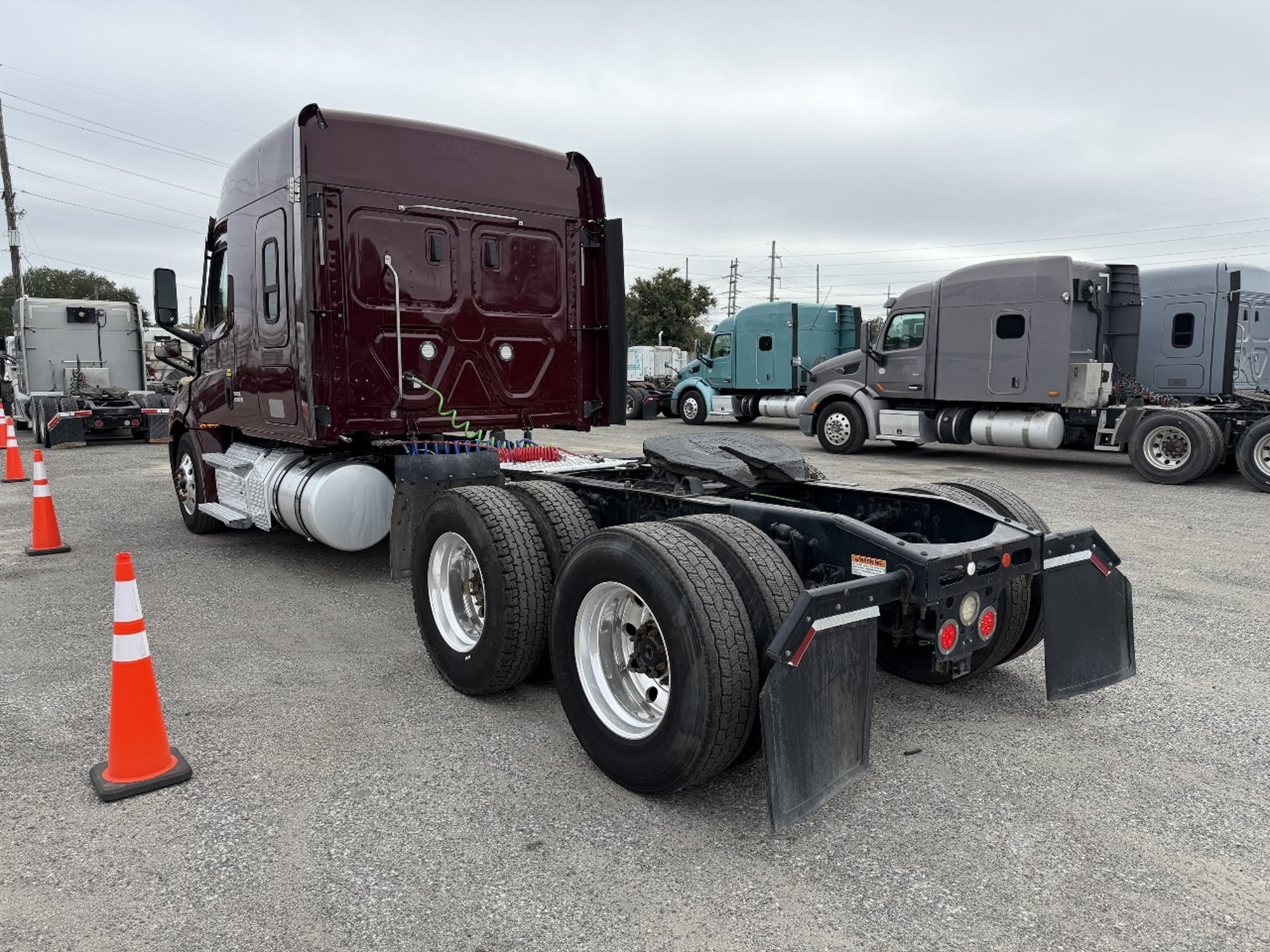 2020 Freightliner Cascadia 126 2020 Freightliner Cascadia 126 - image 3 of 6