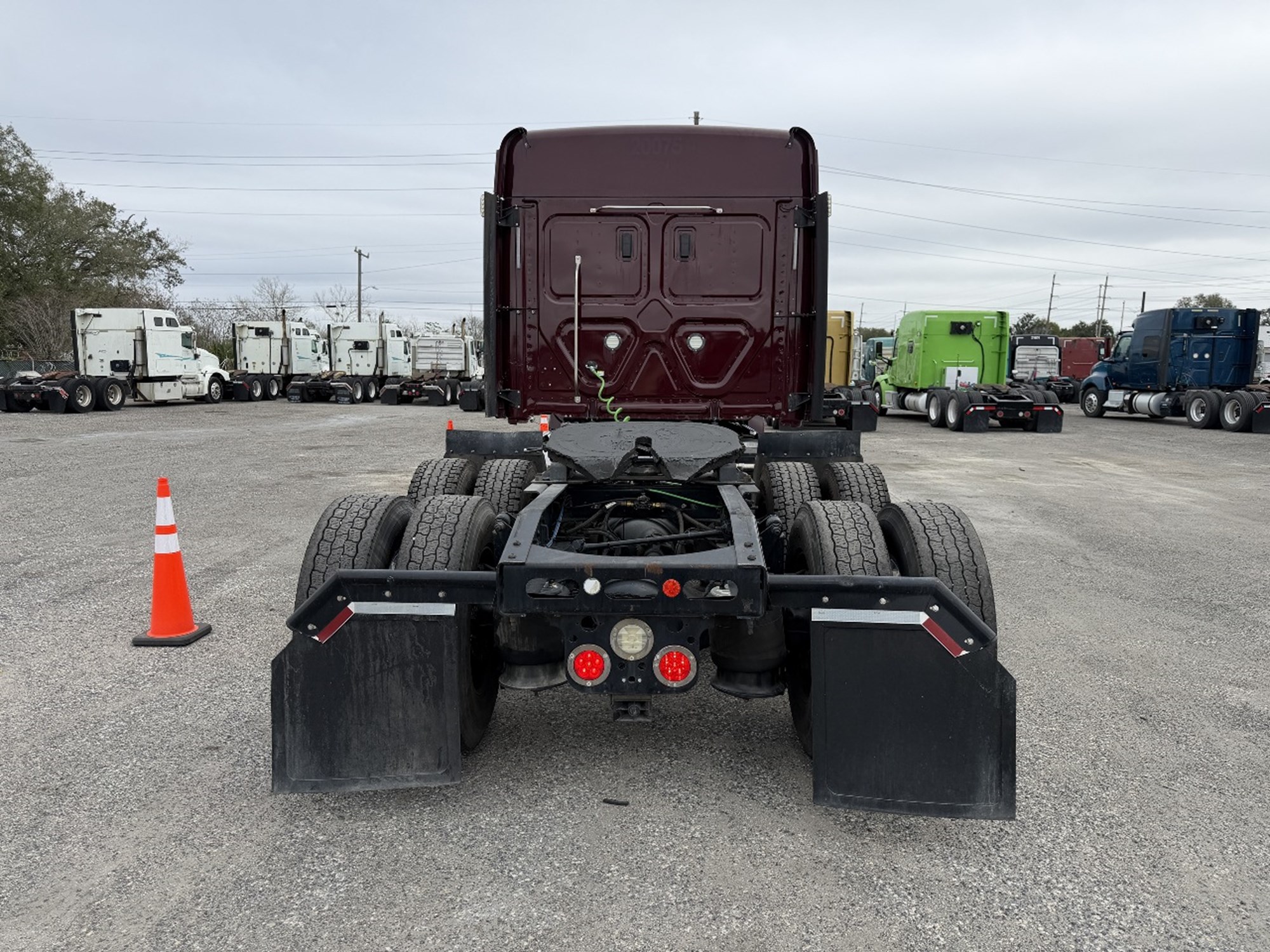 2020 Freightliner Cascadia 126 2020 Freightliner Cascadia 126 - image 4 of 6